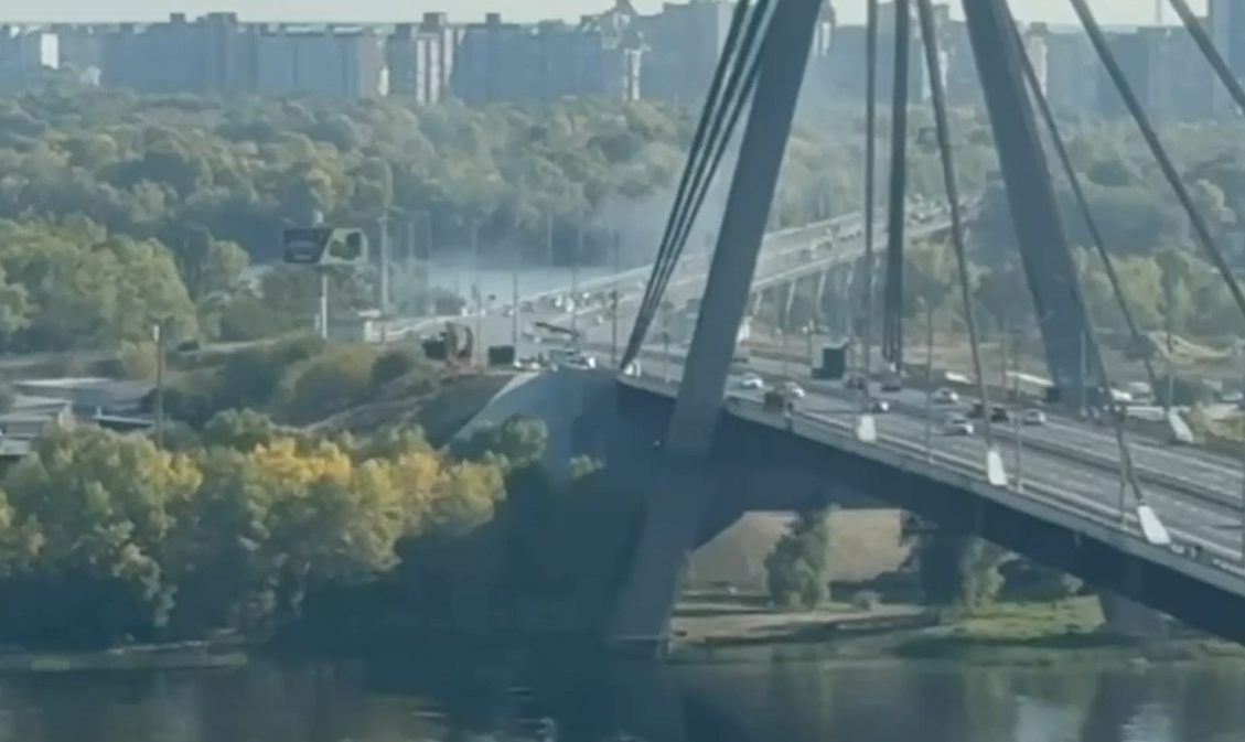 РФ продовжує бити по Північному мосту в Києві
