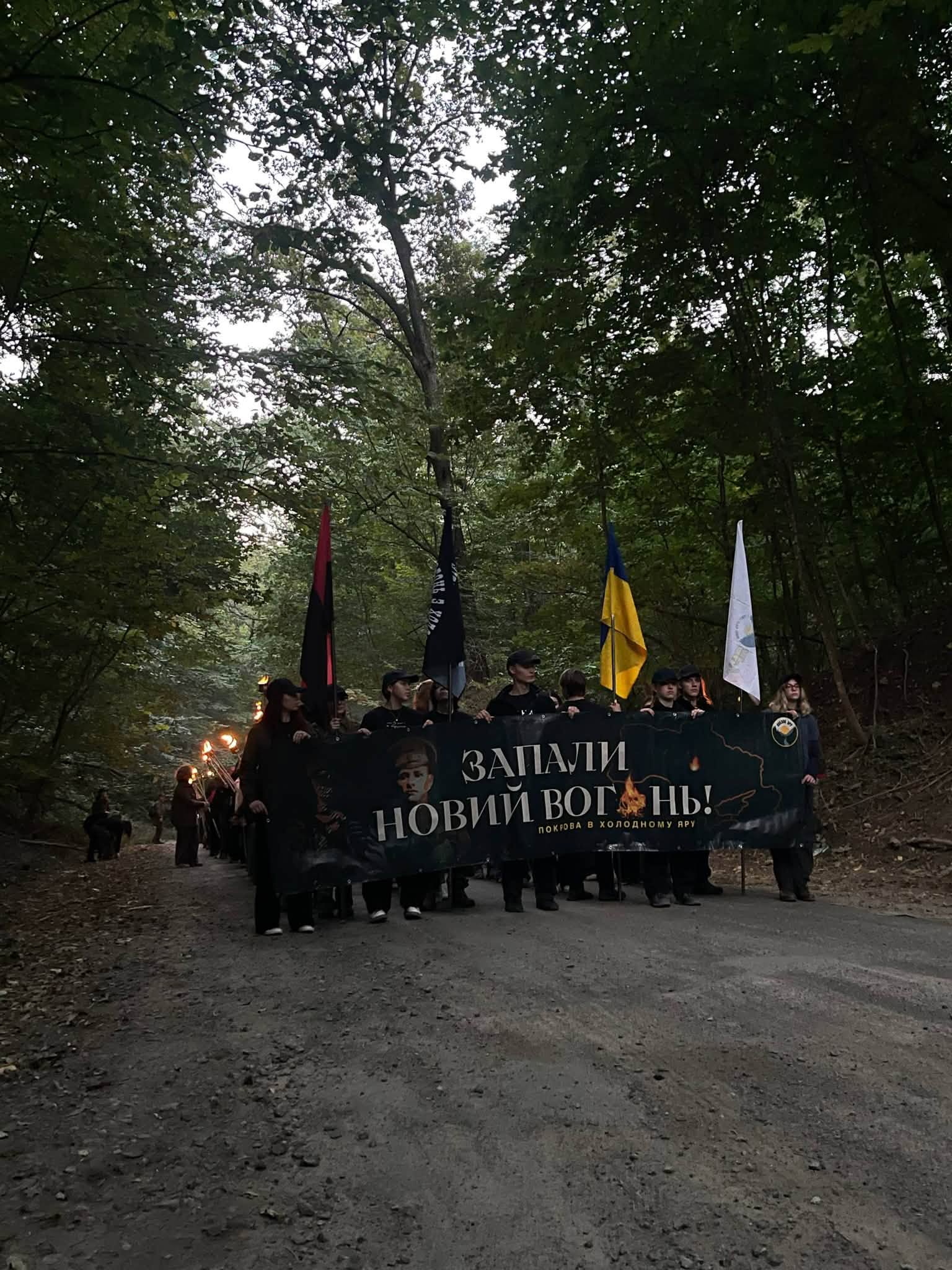 На Черкащині понад 300 людей смолоскипами створили живу карту України - фото 2
