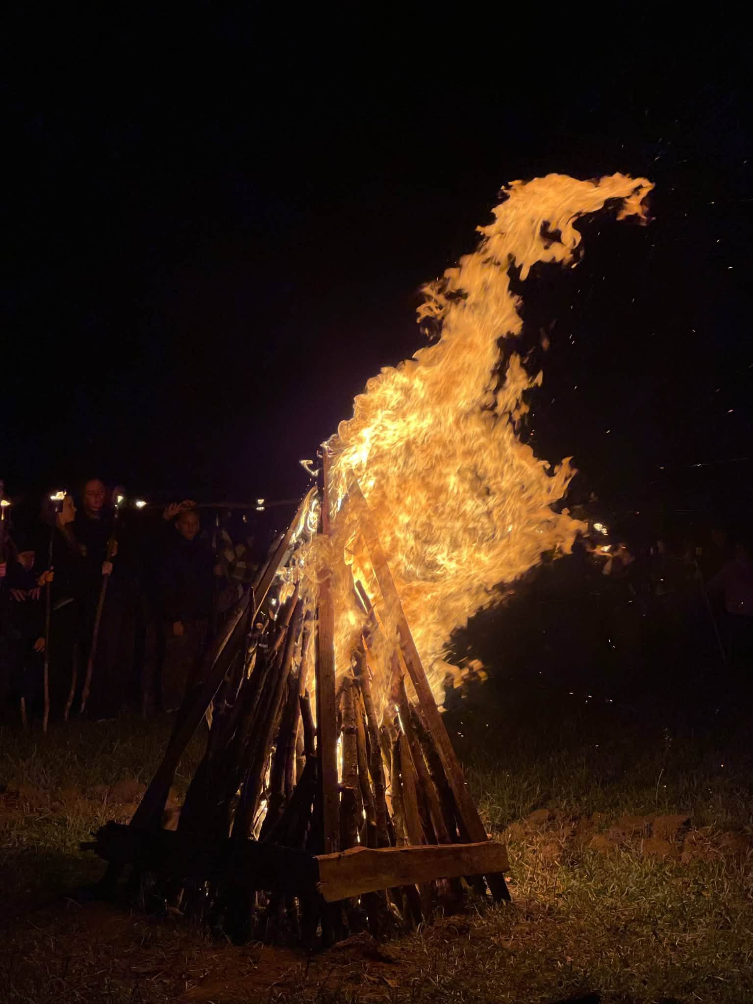На Черкащині понад 300 людей смолоскипами створили живу карту України - фото 3