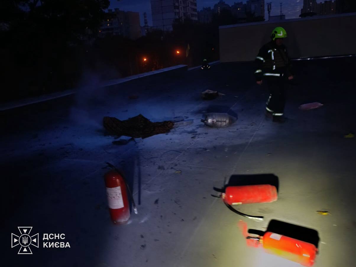 У Києві через російський обстріл загорівся дах навчального закладу