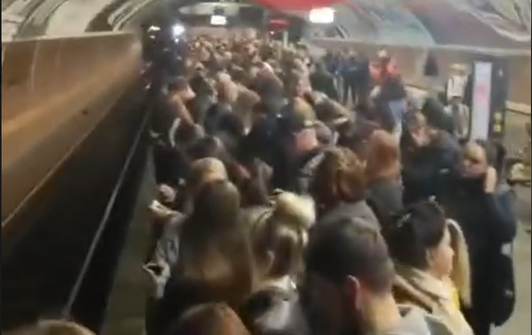 У Києві через технічні проблеми обмежили рух потягів