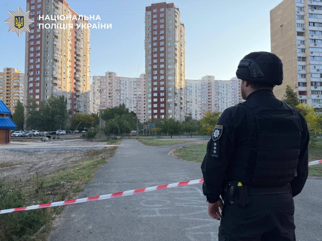 Балістична ракета в Києві впала серед житлових будинків: ФОТО