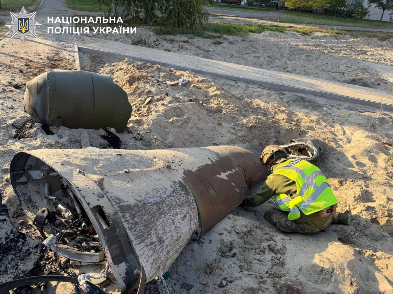 Балістична ракета в Києві впала серед житлових будинків: ФОТО - фото 2