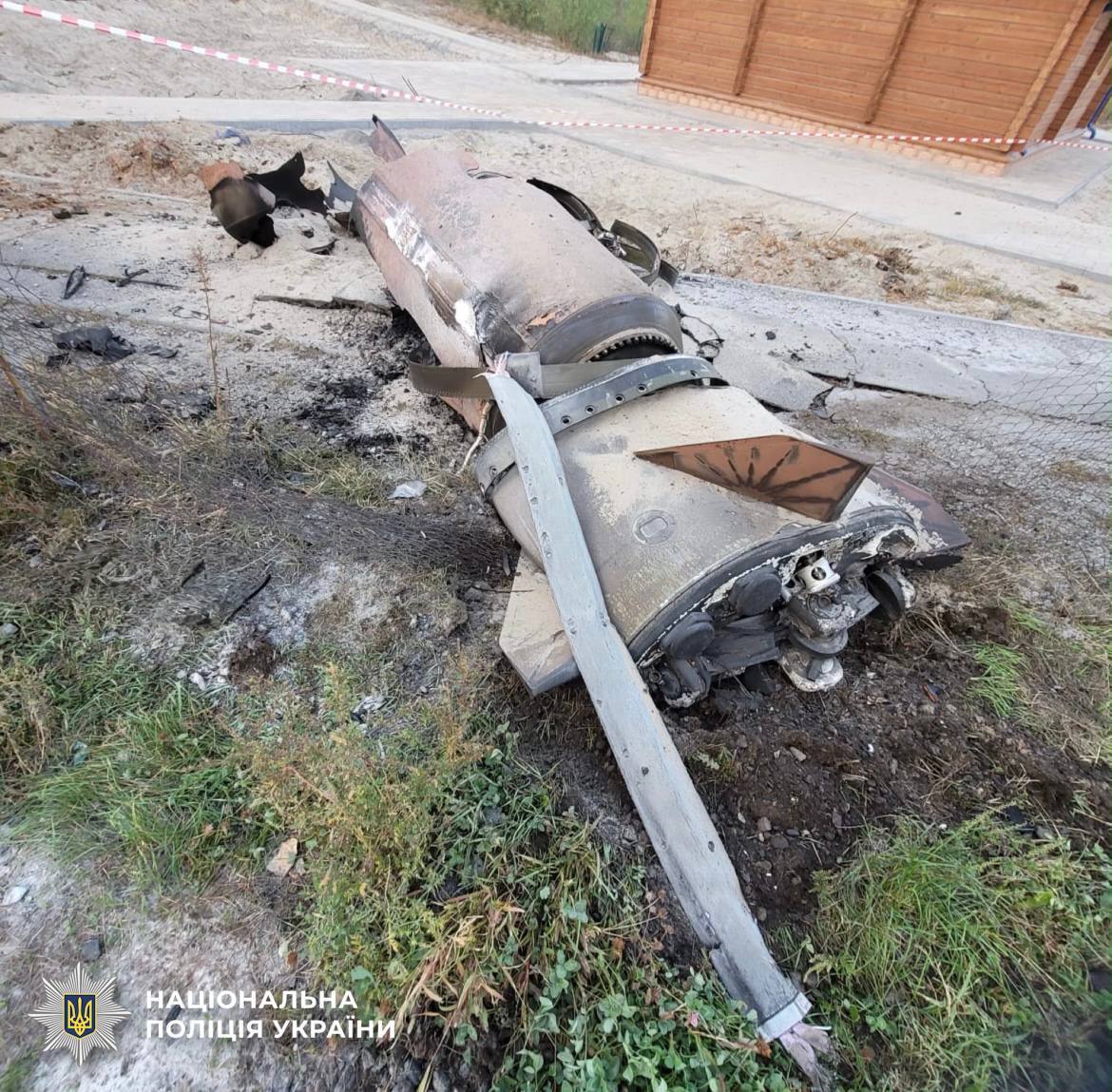 Балістична ракета в Києві впала серед житлових будинків: ФОТО - фото 3