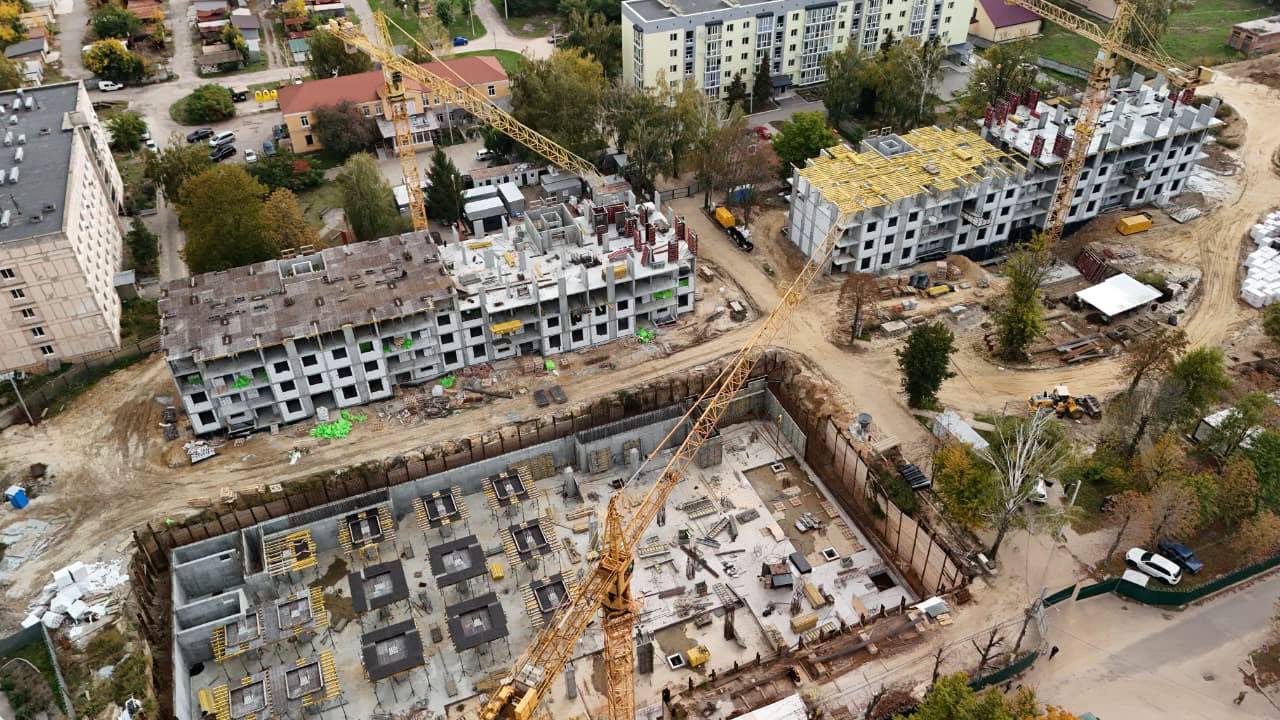 У Гостомелі на місці знищених будинків зводять новий житловий комплекс