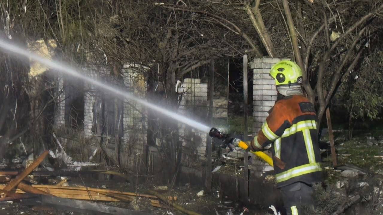 У Софіївській Борщагівці згорів приватний будинок, пошкоджені дві багатоповерхівки - фото 2