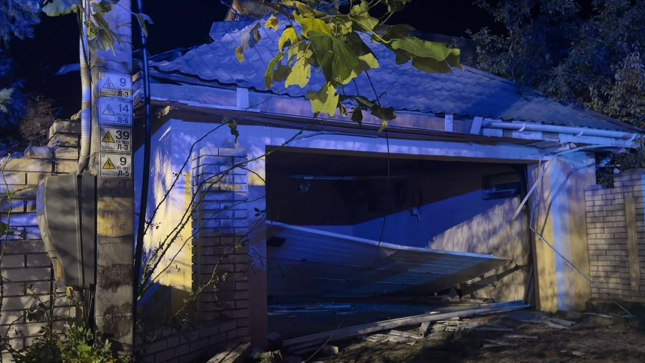 У Софіївській Борщагівці згорів приватний будинок, пошкоджені дві багатоповерхівки - фото 3