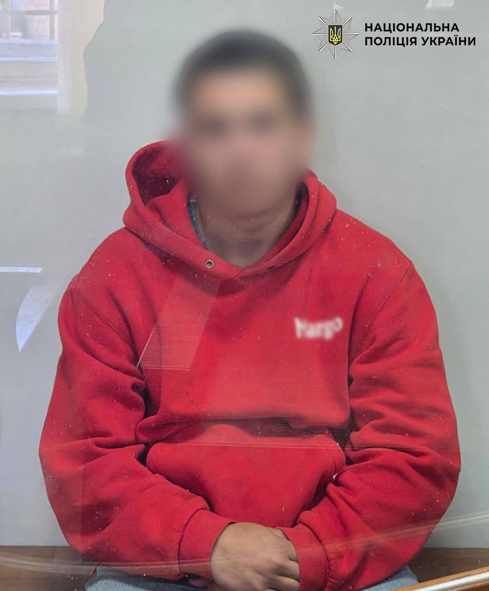 У Києві чоловік напав на дівчину в парку, побив та зґвалтував
