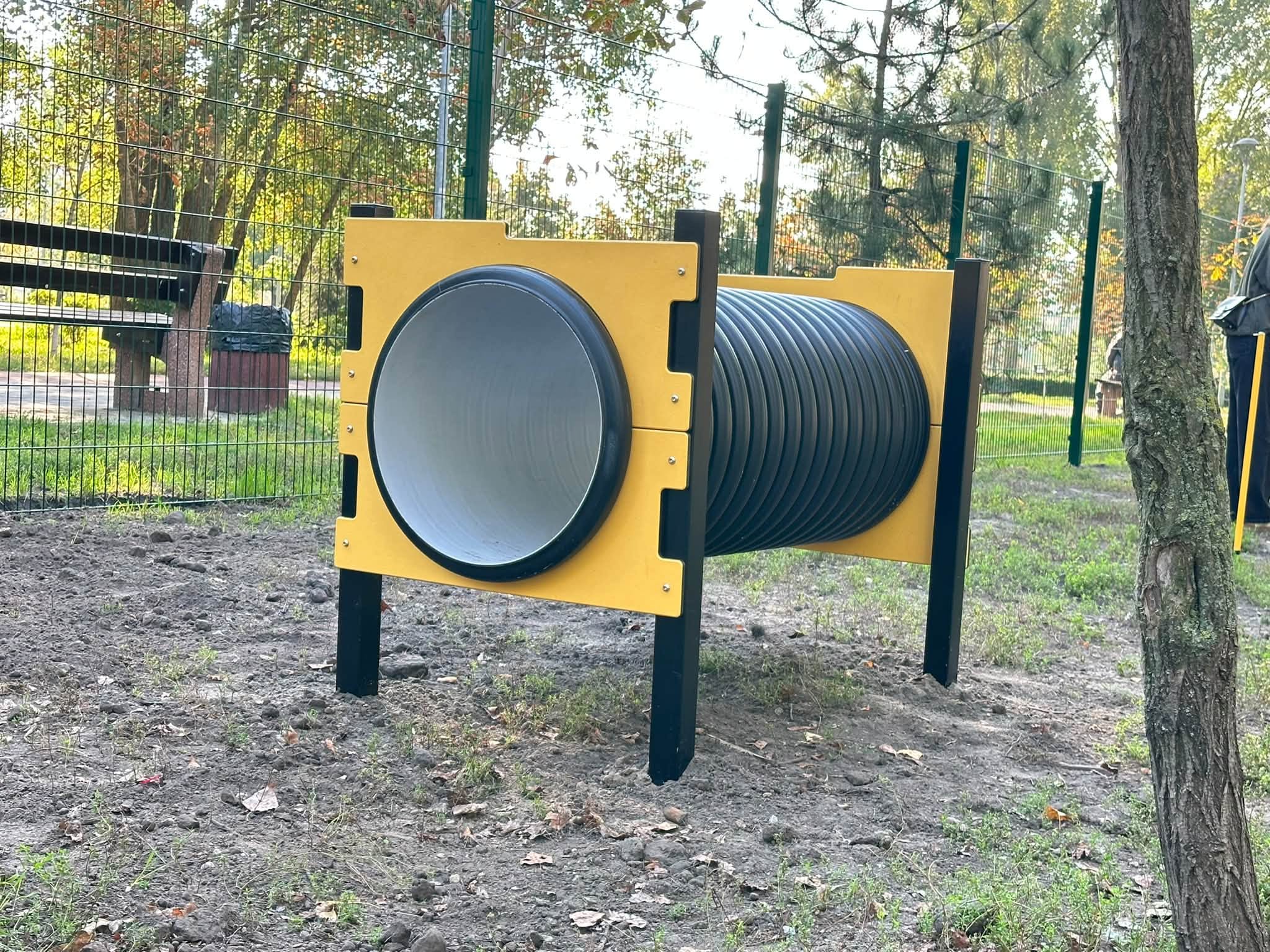 У Дніпровському районі Києва відкрили оновлений майданчик для вигулу та тренування собак