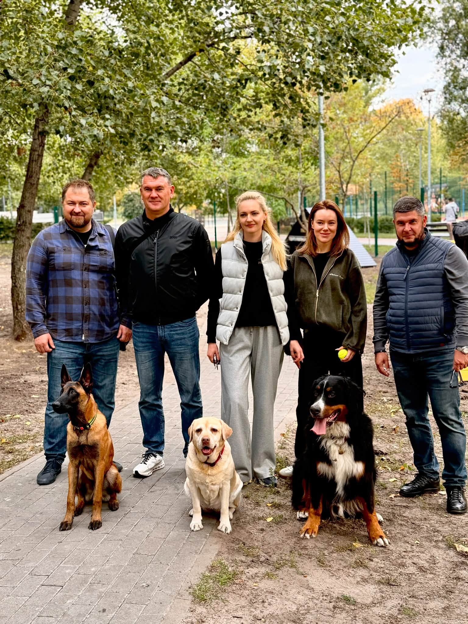 У Дніпровському районі Києва відкрили оновлений майданчик для вигулу та тренування собак - фото 3