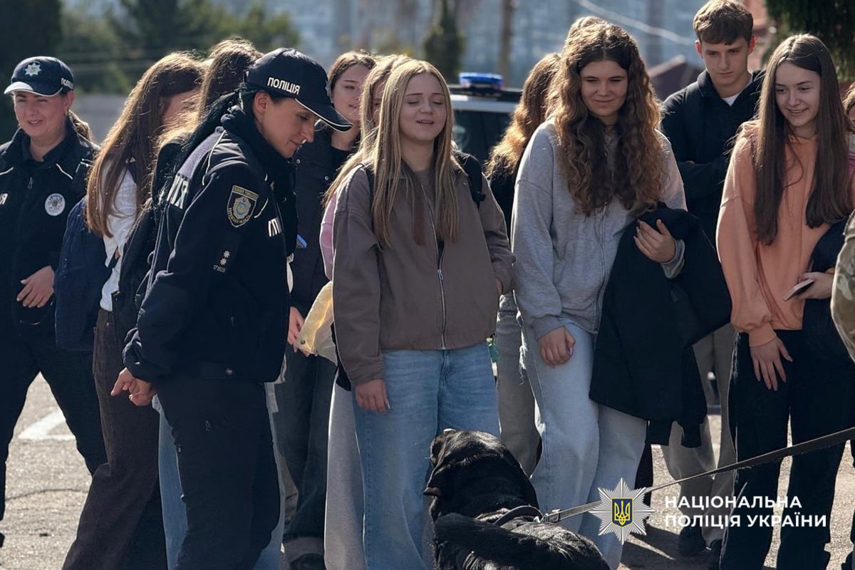 Custody Records та службові собаки: уманські поліцейські провели екскурсію для десятикласників
