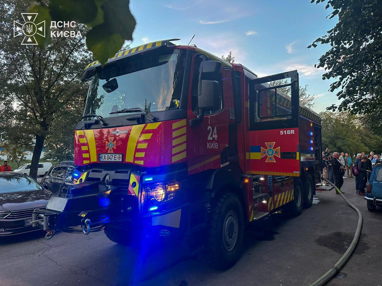 У Києві під час пожежі в багатоповерхівці врятували жінку, кота та собаку - фото 3