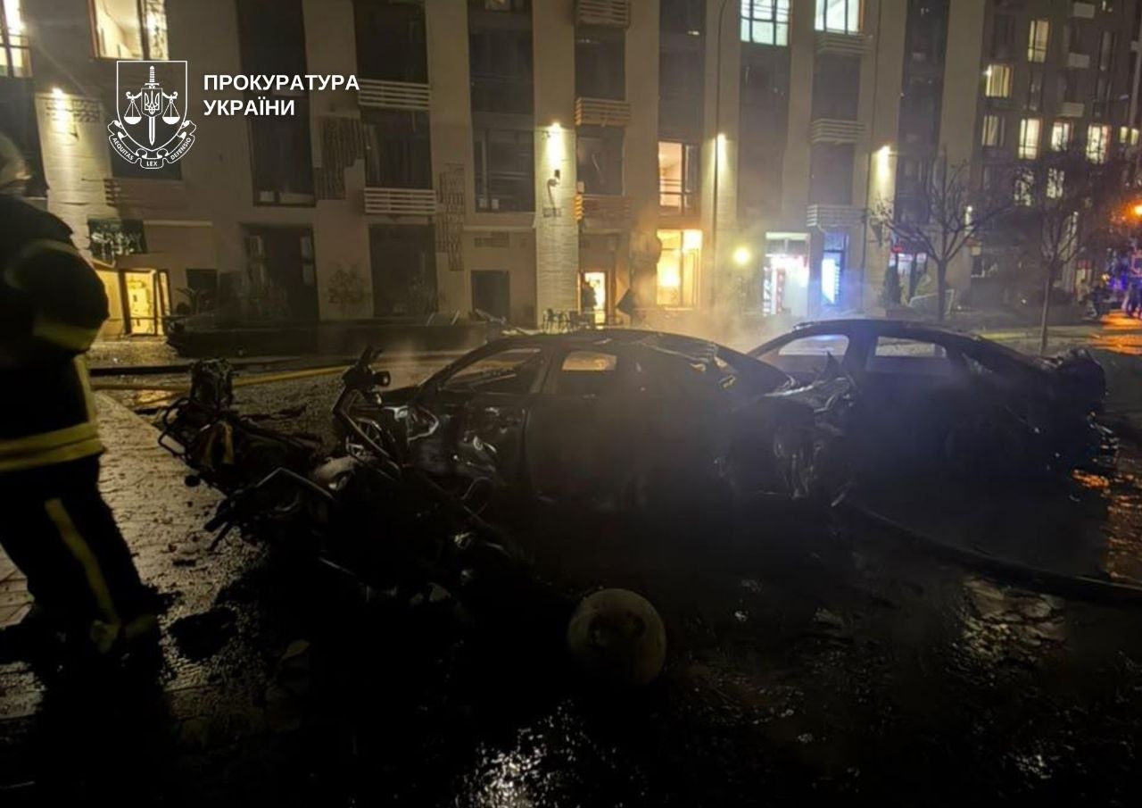 Уламки ворожого БпЛА впали біля ЖК в Києві, є загиблі - фото 3