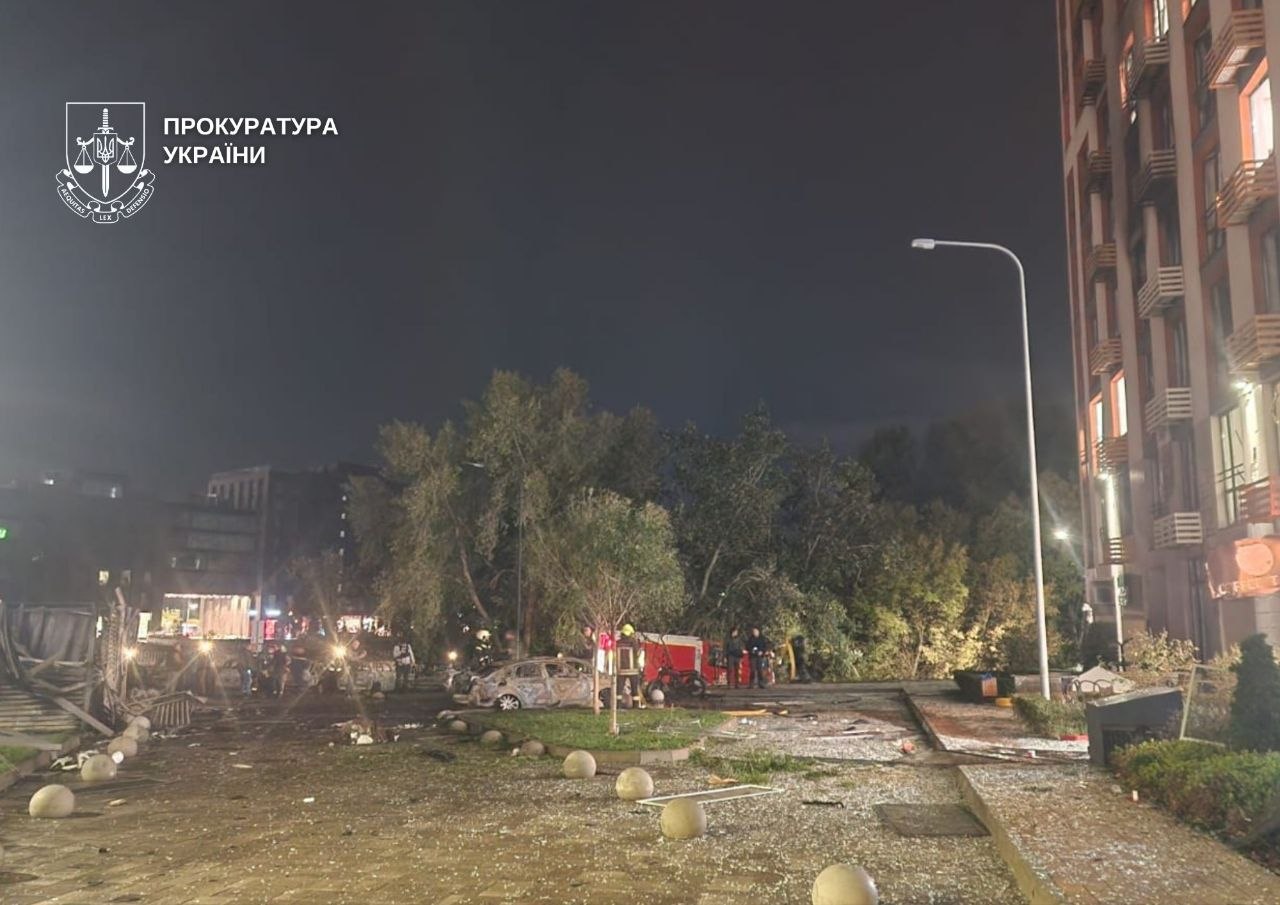 Уламки ворожого БпЛА впали біля ЖК в Києві, є загиблі