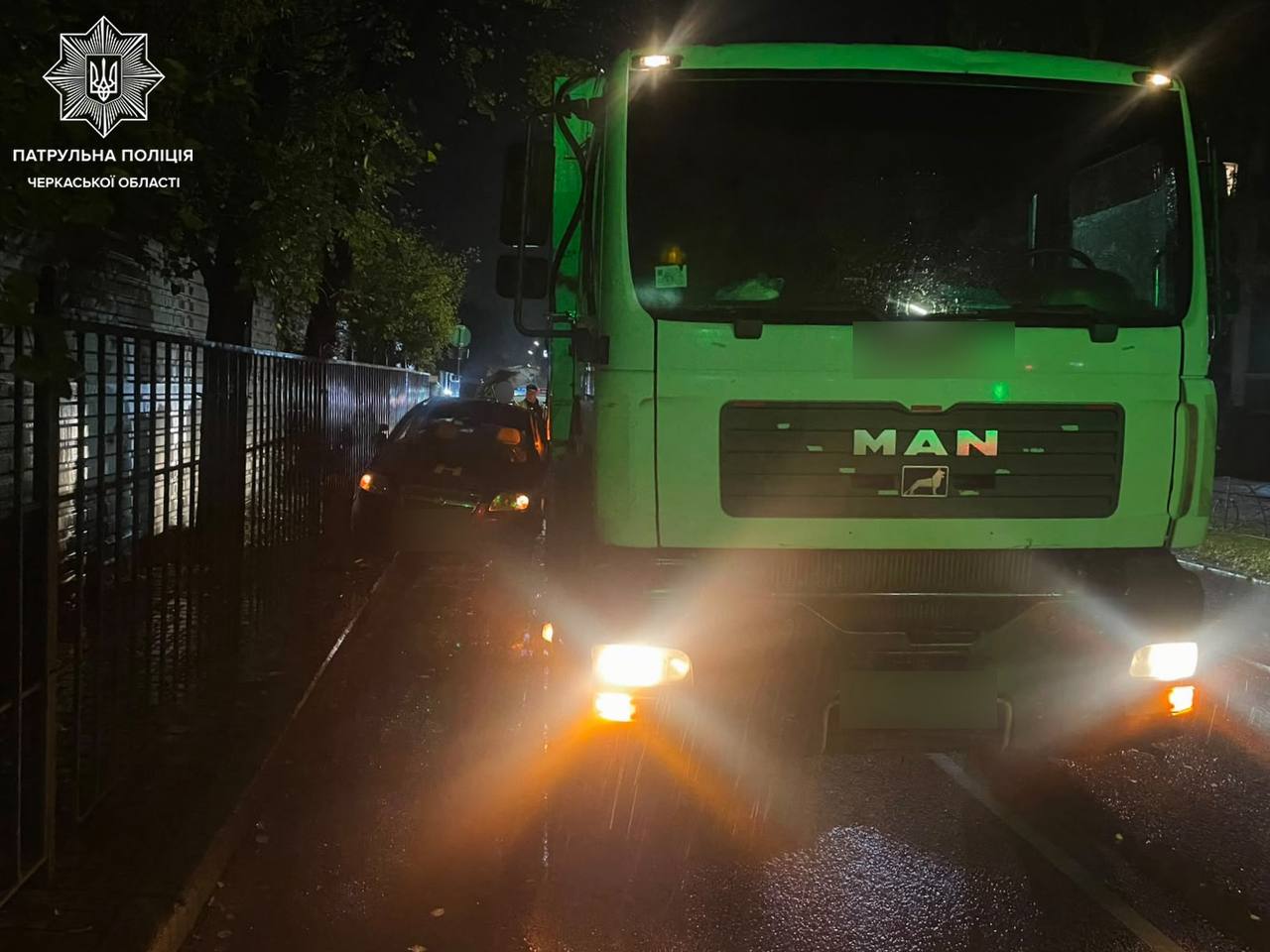 Сміттєвоз у Черкасах затиснув навчальний автомобіль автошколи