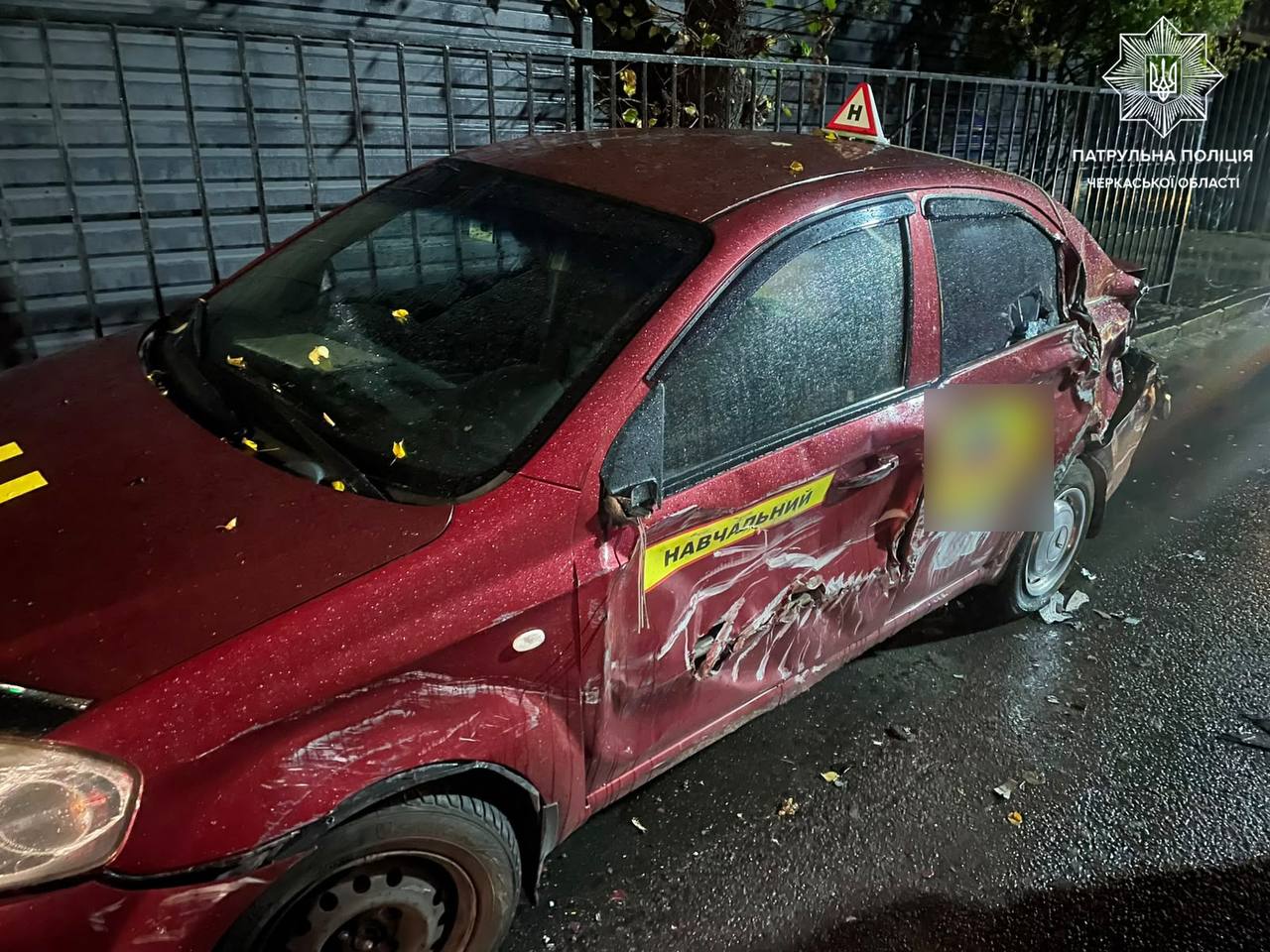 Сміттєвоз у Черкасах затиснув навчальний автомобіль автошколи - фото 2