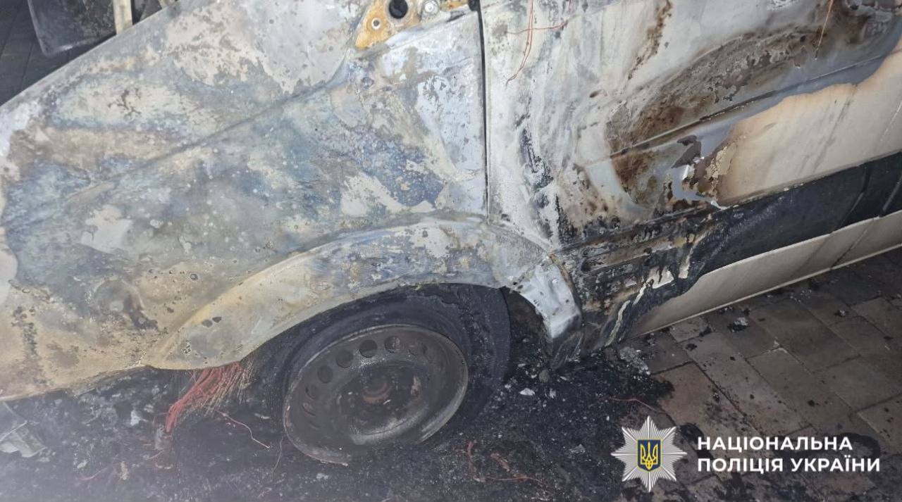 На Київщині затримали 21-річного чоловіка, який на замовлення рф підпалив мікроавтобус волонтера