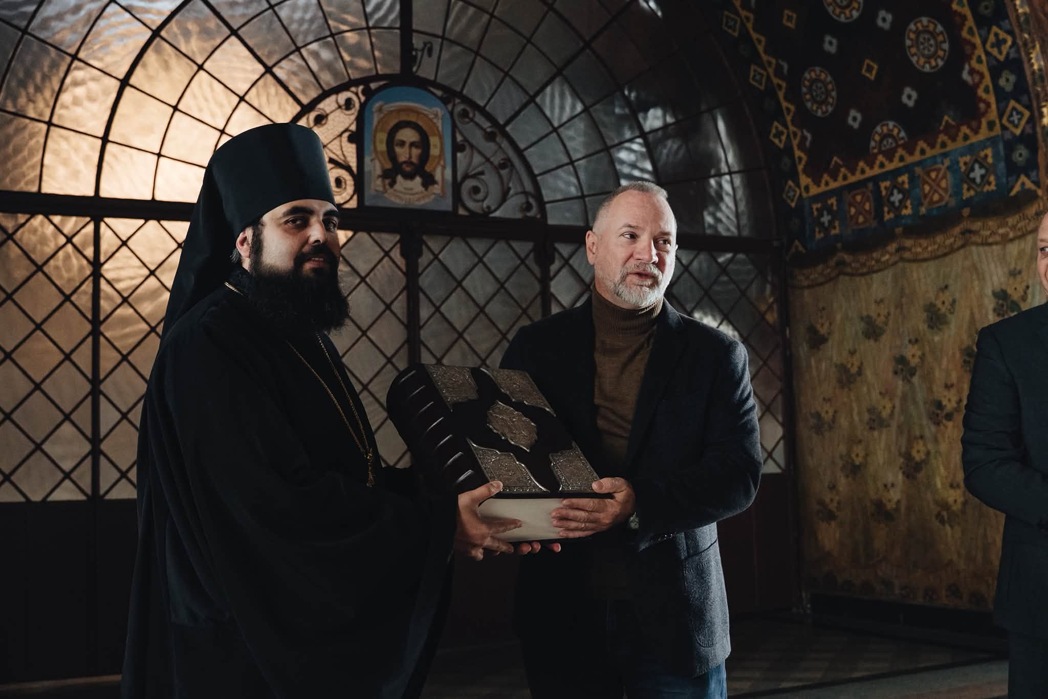 Факсиміле Пересопницького Євангелія подарували Києво-Печерській лаврі: де побачити реліквію