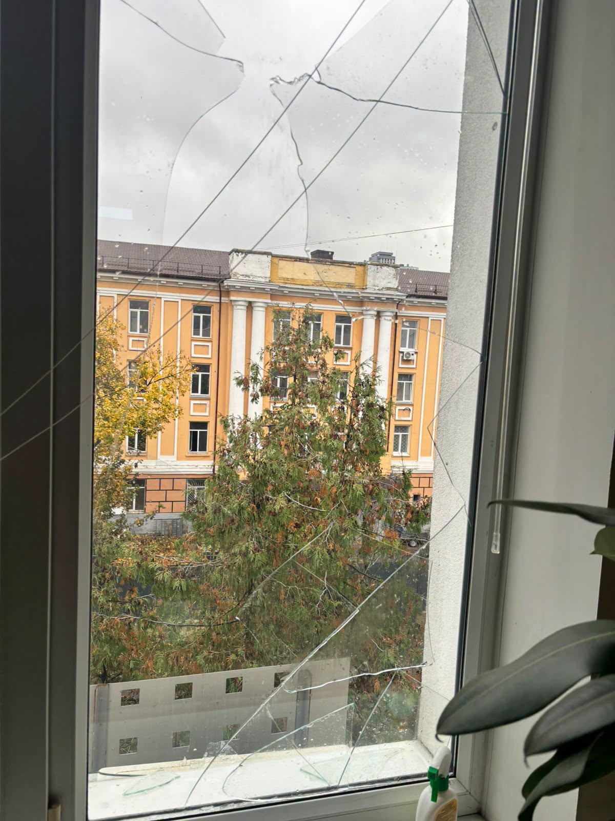 Унаслідок нічної атаки на Київ пошкоджено будівлю НКРЕКП - фото 2