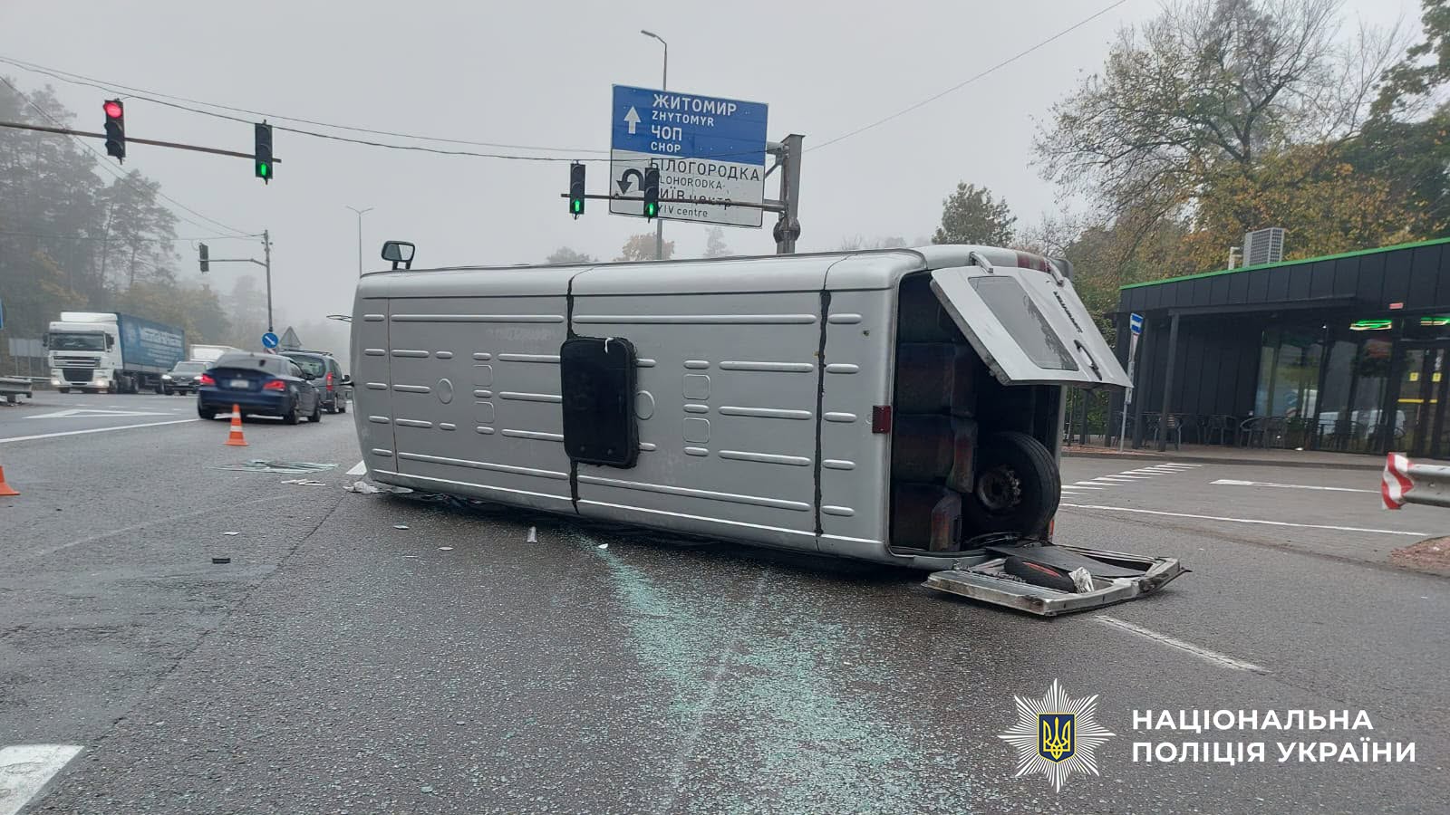 У столиці перекинувся маршрутний автобус із 15 пасажирами: шестеро людей госпіталізовані