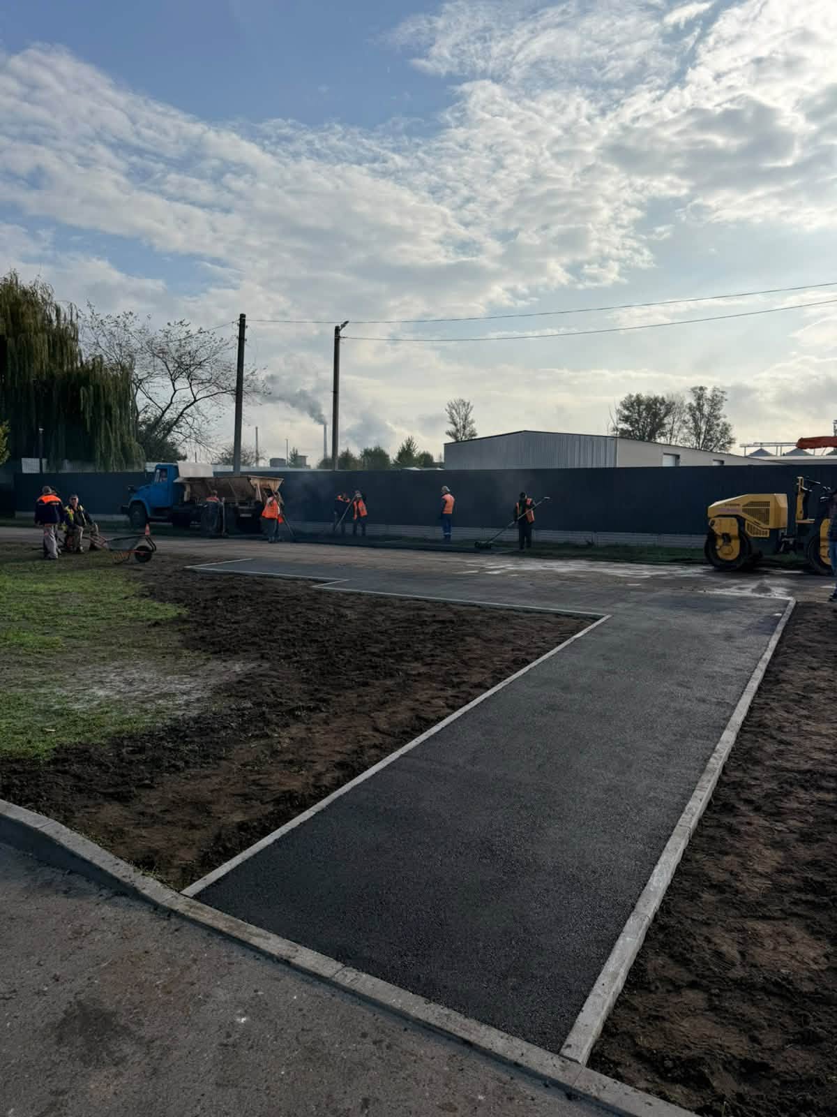 Облаштували зупинку біля військового кладовища у Черкасах