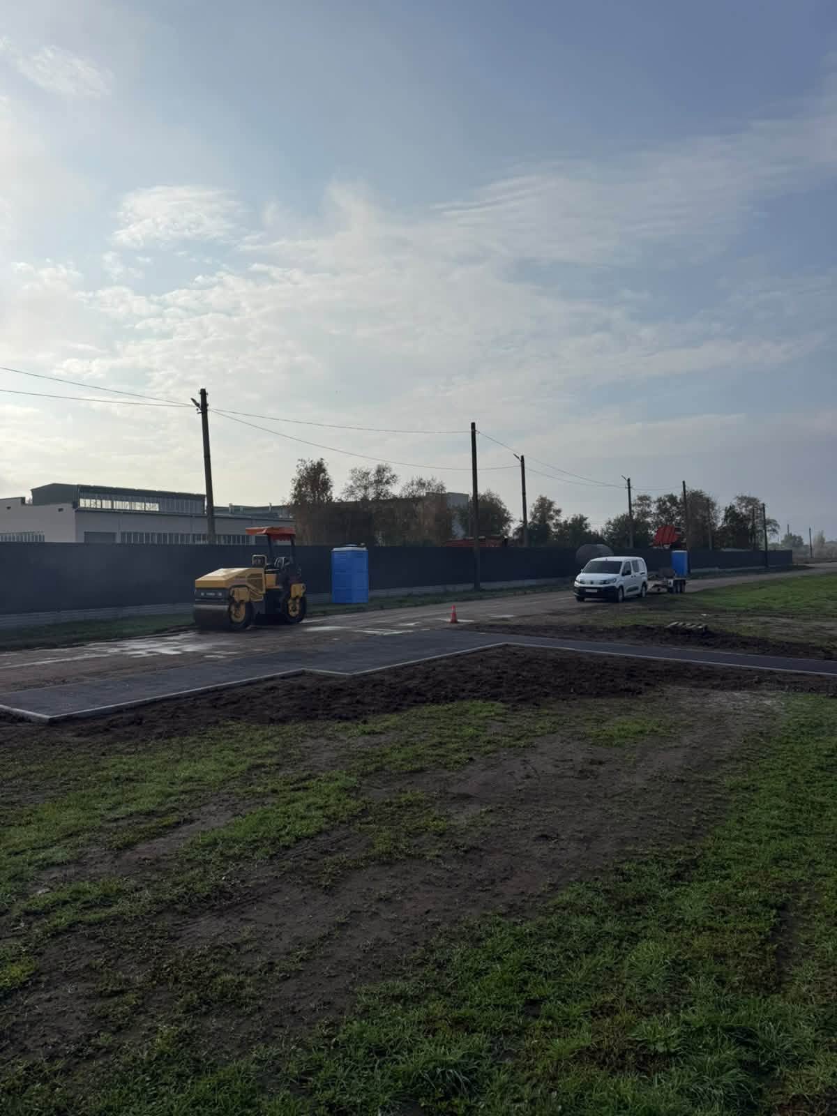 Облаштували зупинку біля військового кладовища у Черкасах - фото 2