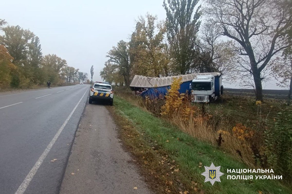 Вантажівка з’їхала в кювет на Черкащині
