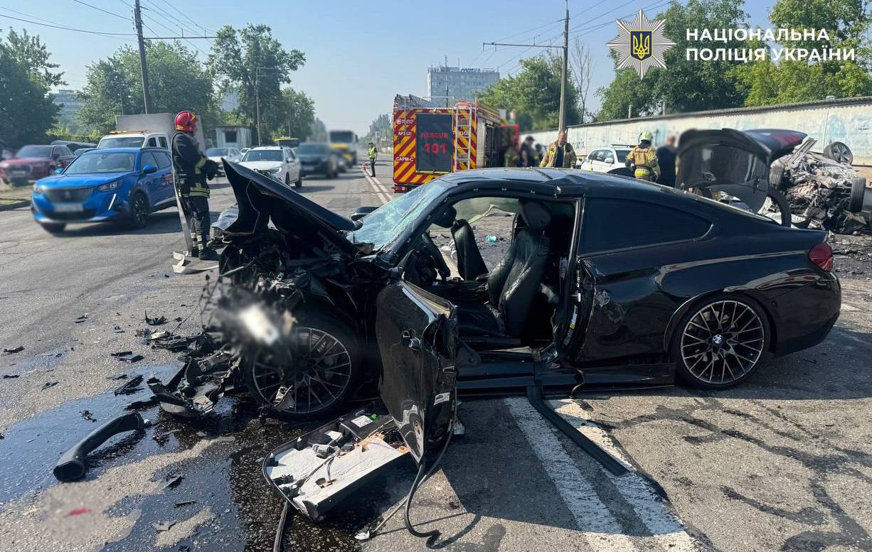 BMW зіткнувся з чотирма автомобілями в Києві: загинула 51-річна жінка - фото 3