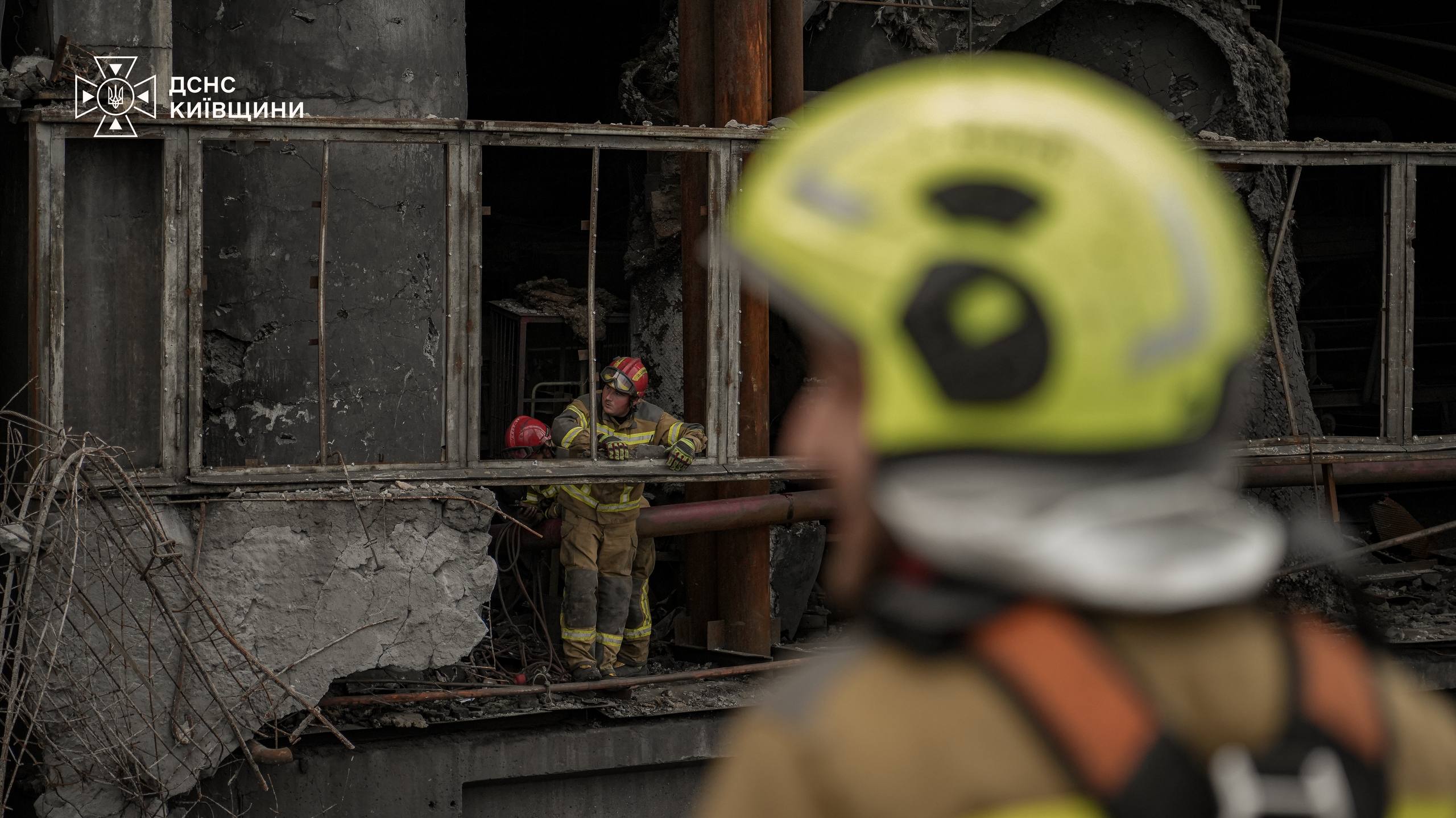 Рятувальники-верхолази Київщини продовжують ліквідовувати наслідки російських ударів - фото 2