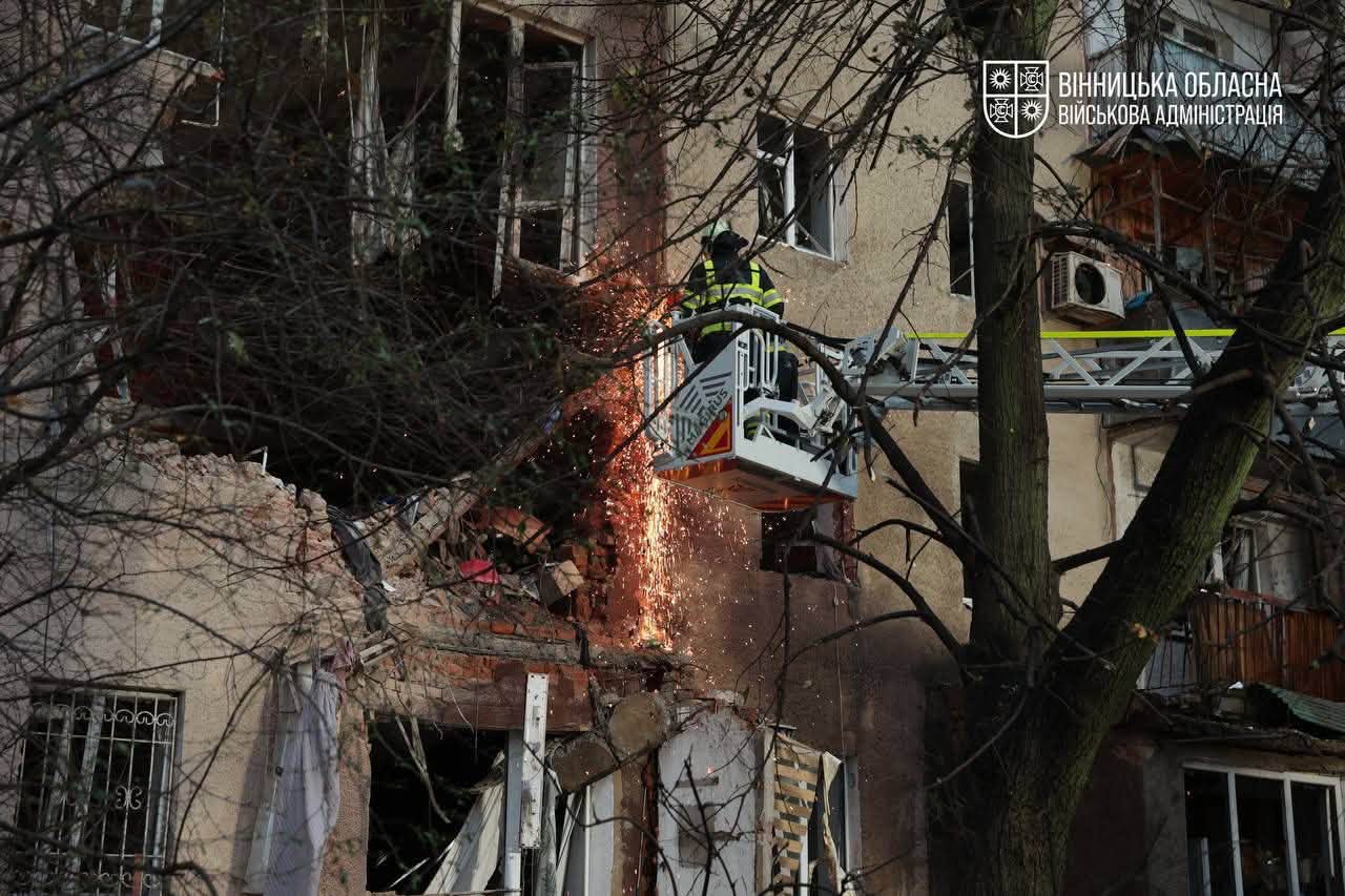 Російський дрон атакував багатоповерхівку у Вінниці. Фото - фото 2