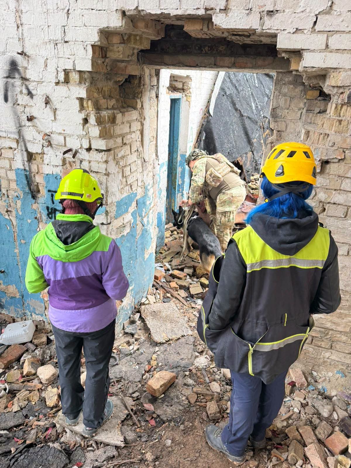 Поліцейські кінологи Київщини та команда SARCan провели спільне тренування з пошуку людей на техногенних завалах