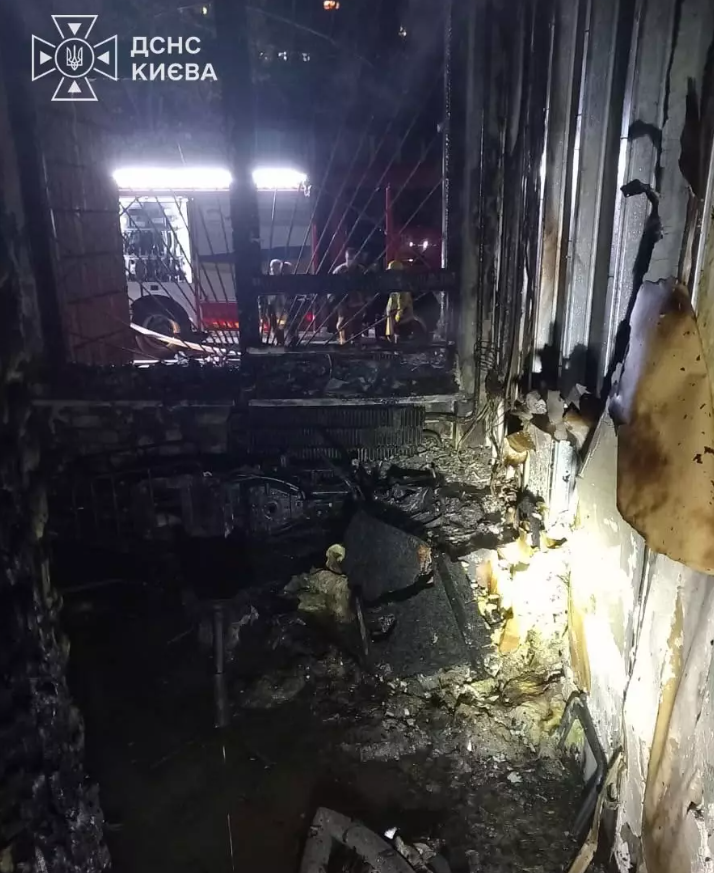 Вогнеборці у Києві ліквідували пожежу в гуртожитку