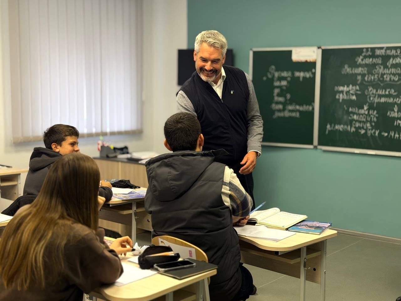 Відремонтували гімназію на Черкащині, яка постраждала внаслідок обстрілу РФ - фото 2