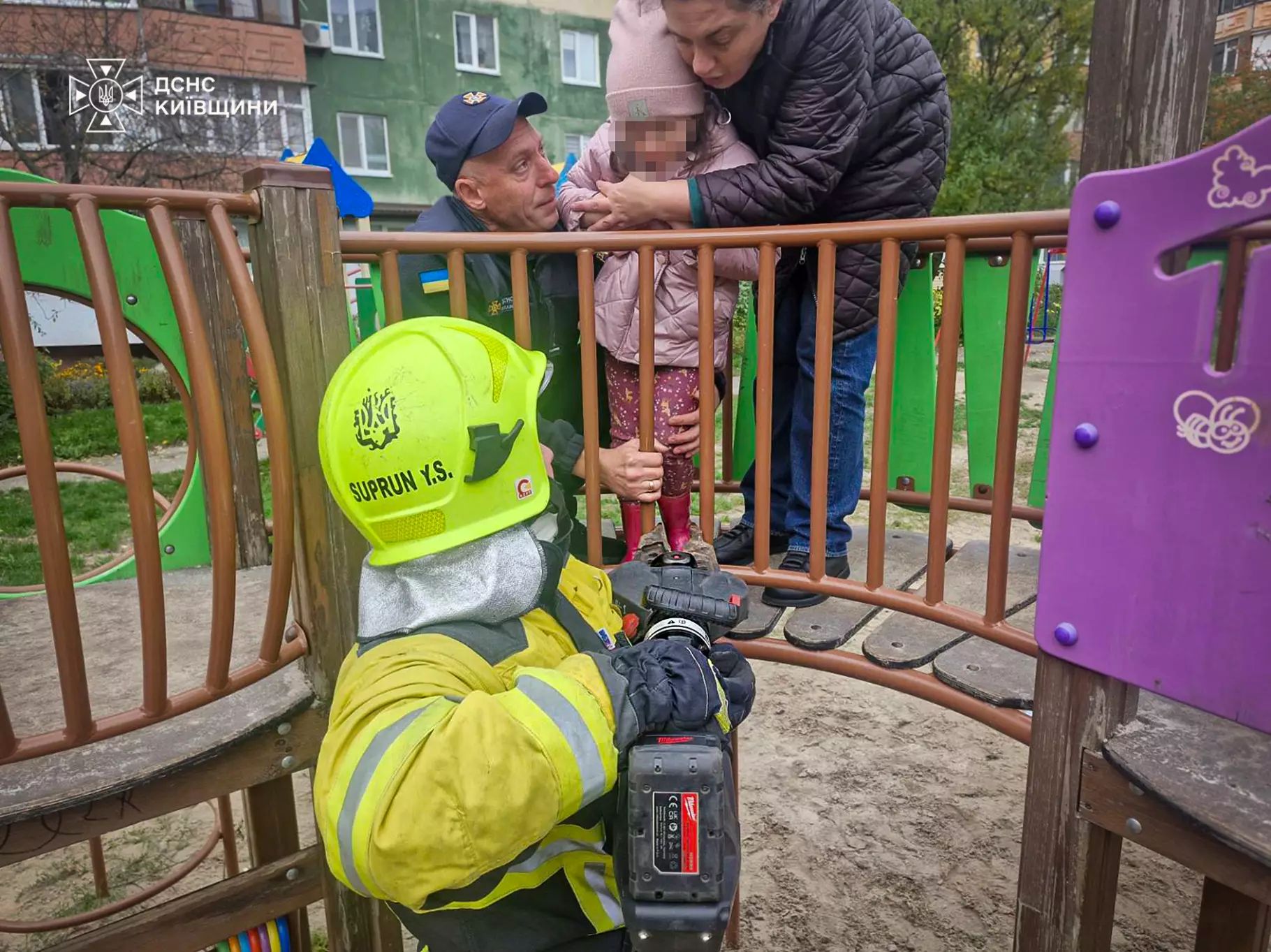 У Білій Церкві рятувальники допомогли дитині, нога якої застрягла в ігровій конструкції