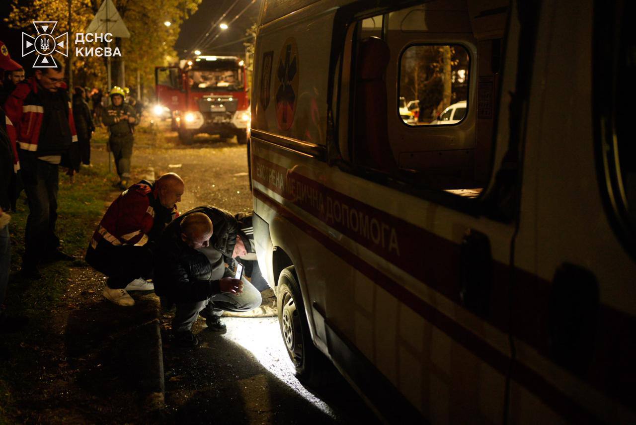 Одна людина загинула, ще 10 постраждали внаслідок атаки на Київ
