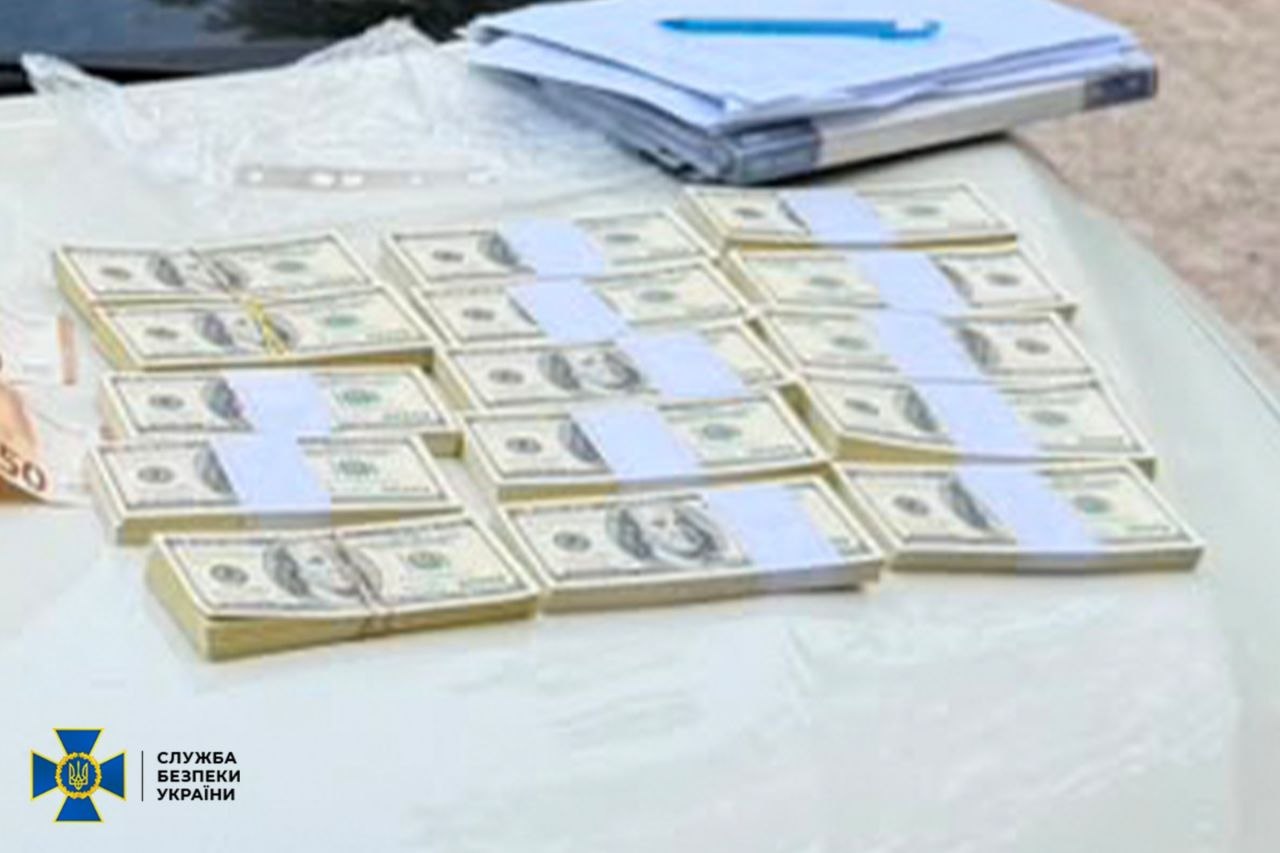 У Києві затримали адвокатів, які вимагали 150 тис дол. у виробника дронів - фото 2