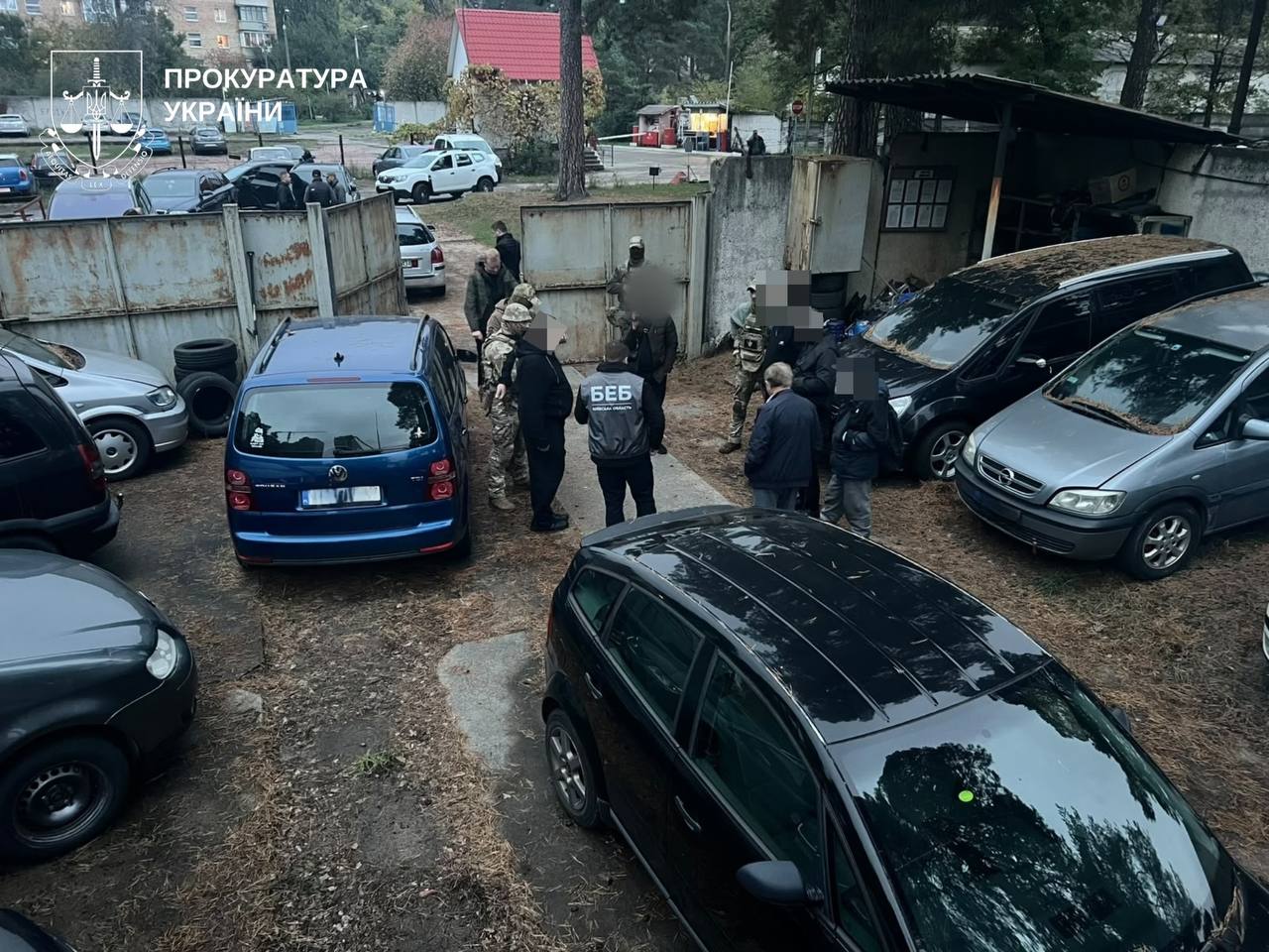 Автомобілі «для ЗСУ» продавали за готівку: на Київщині викрили батька та сина - фото 2