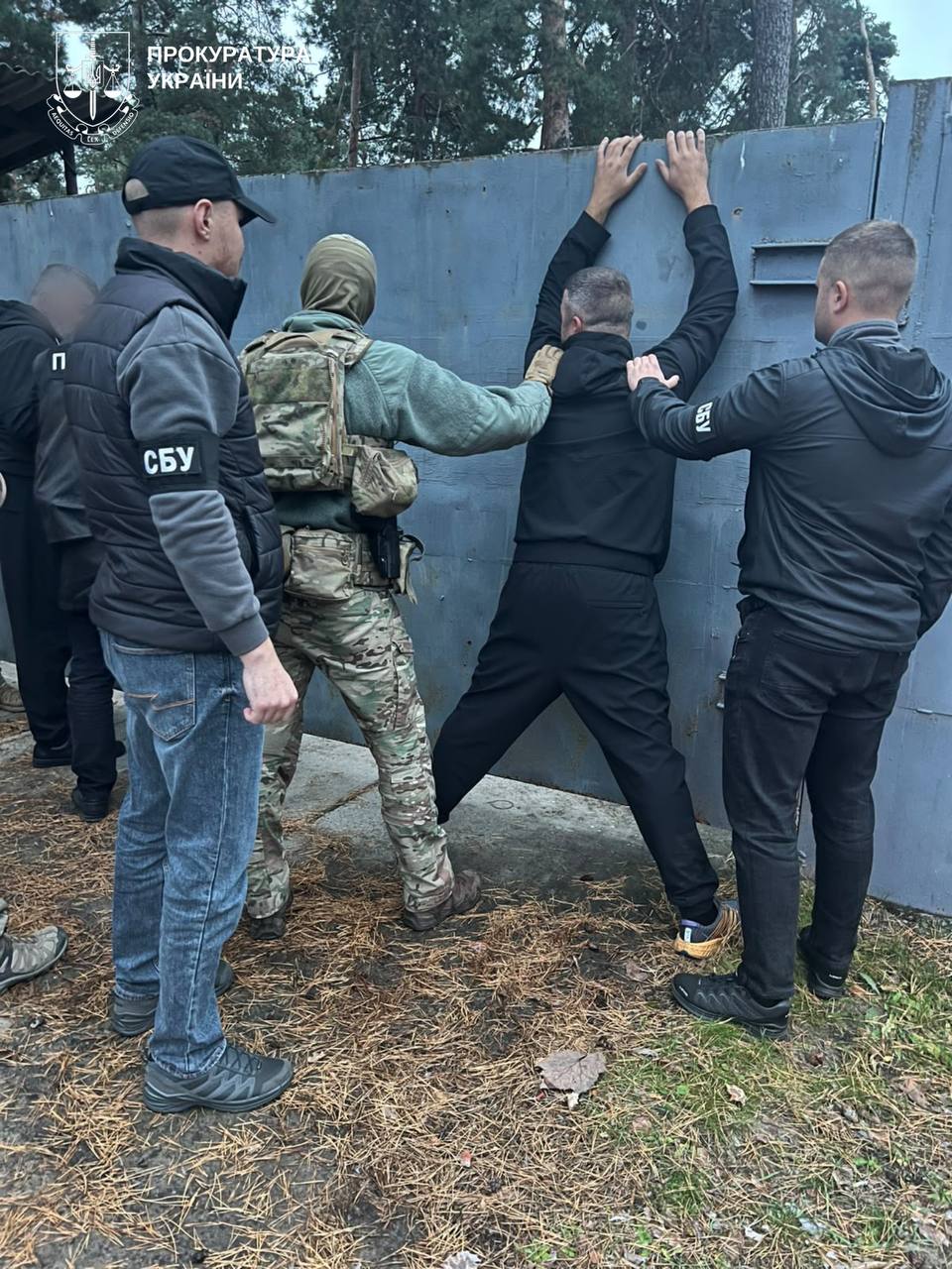 Автомобілі «для ЗСУ» продавали за готівку: на Київщині викрили батька та сина