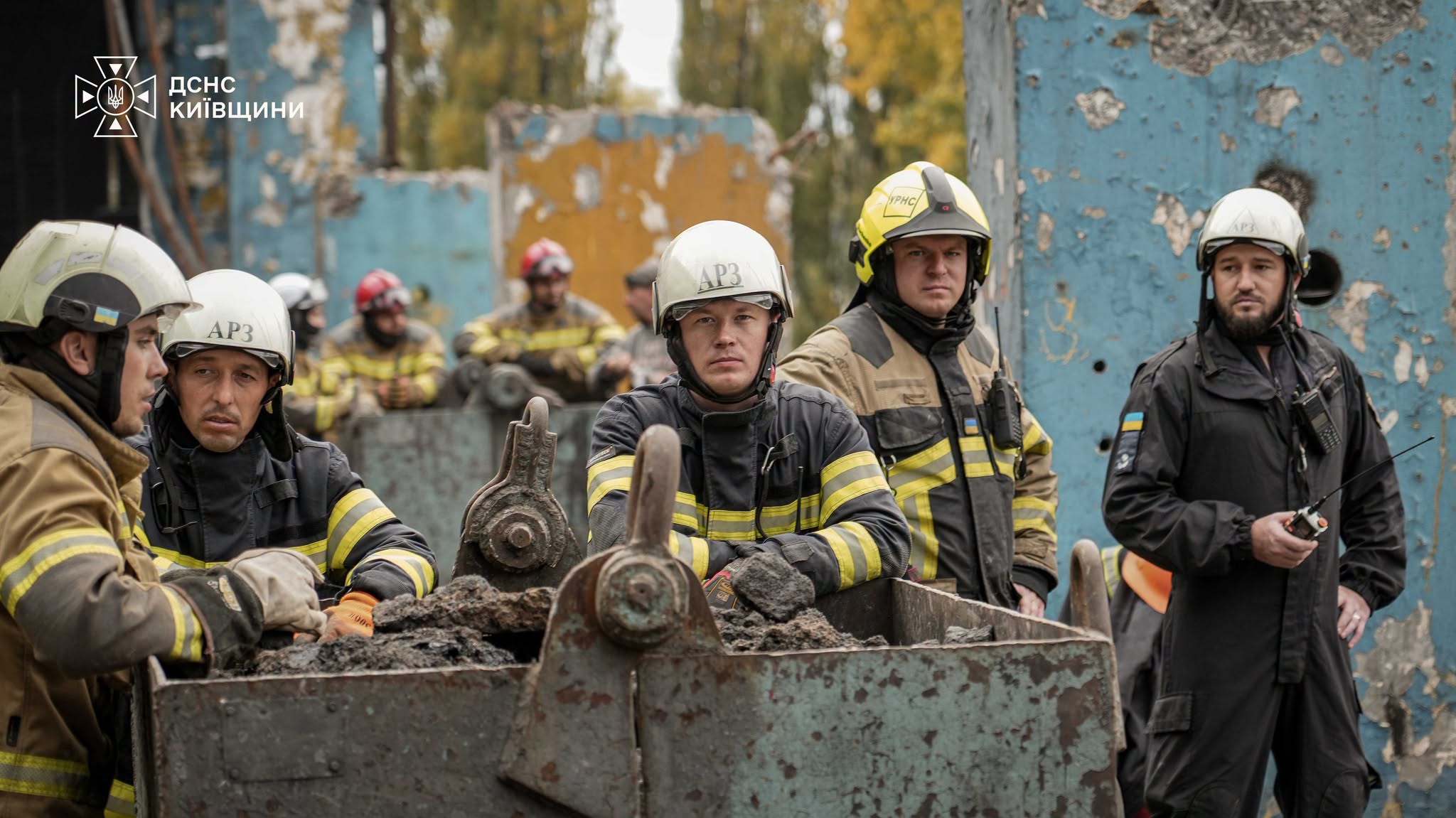 Рятувальники Черкащини допомагають розбирати завали після обстрілів на Київщині - фото 2