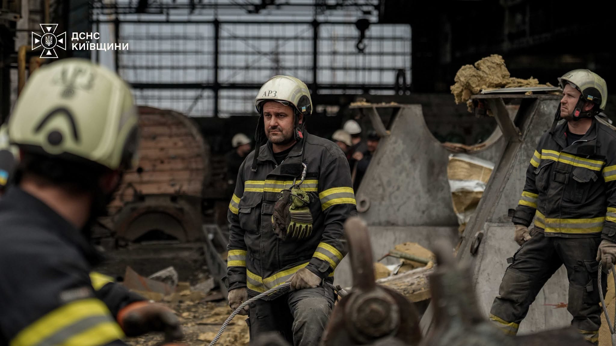 Рятувальники Черкащини допомагають розбирати завали після обстрілів на Київщині - фото 3