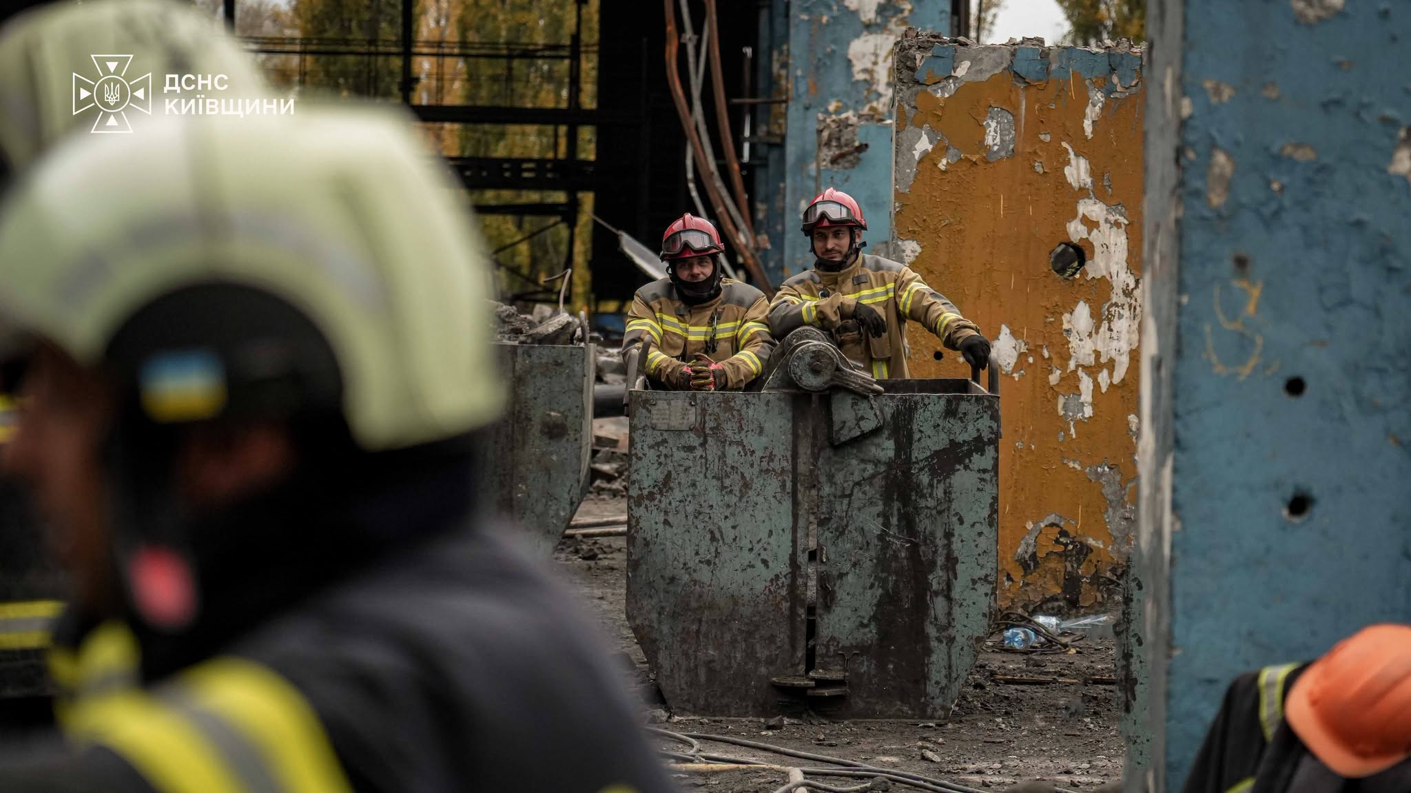 Рятувальники Черкащини допомагають розбирати завали після обстрілів на Київщині - фото 4