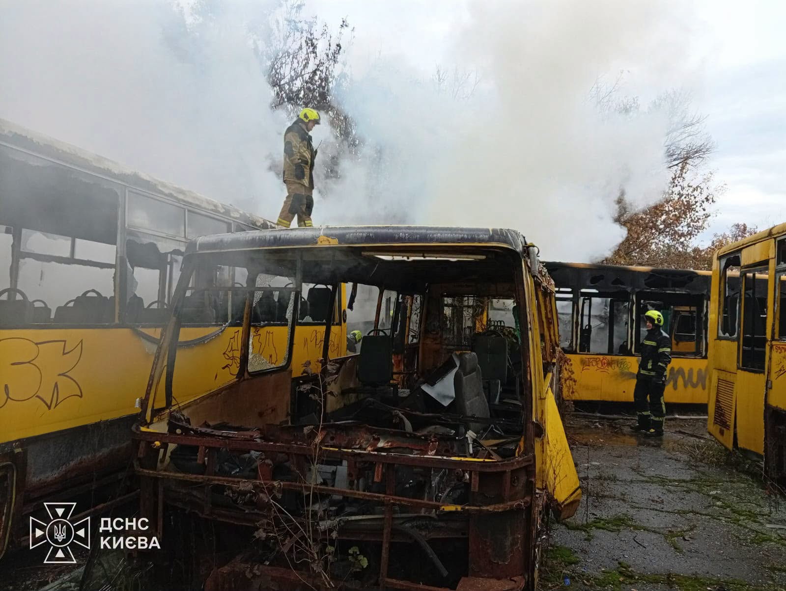 У Києві на парковці спалахнули два автобуси