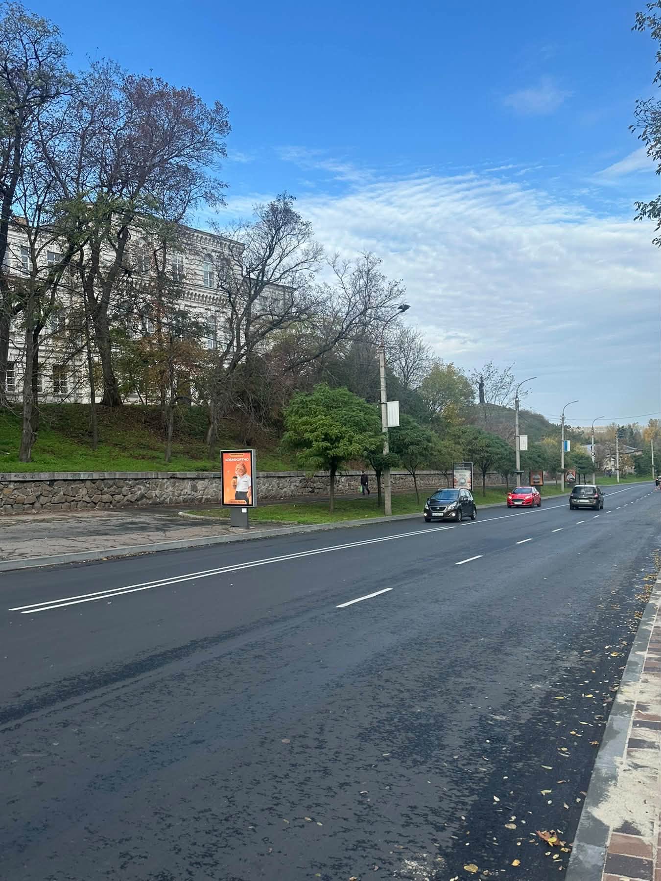 Три смуги: оновили розмітку на Замковому узвозі в Черкасах