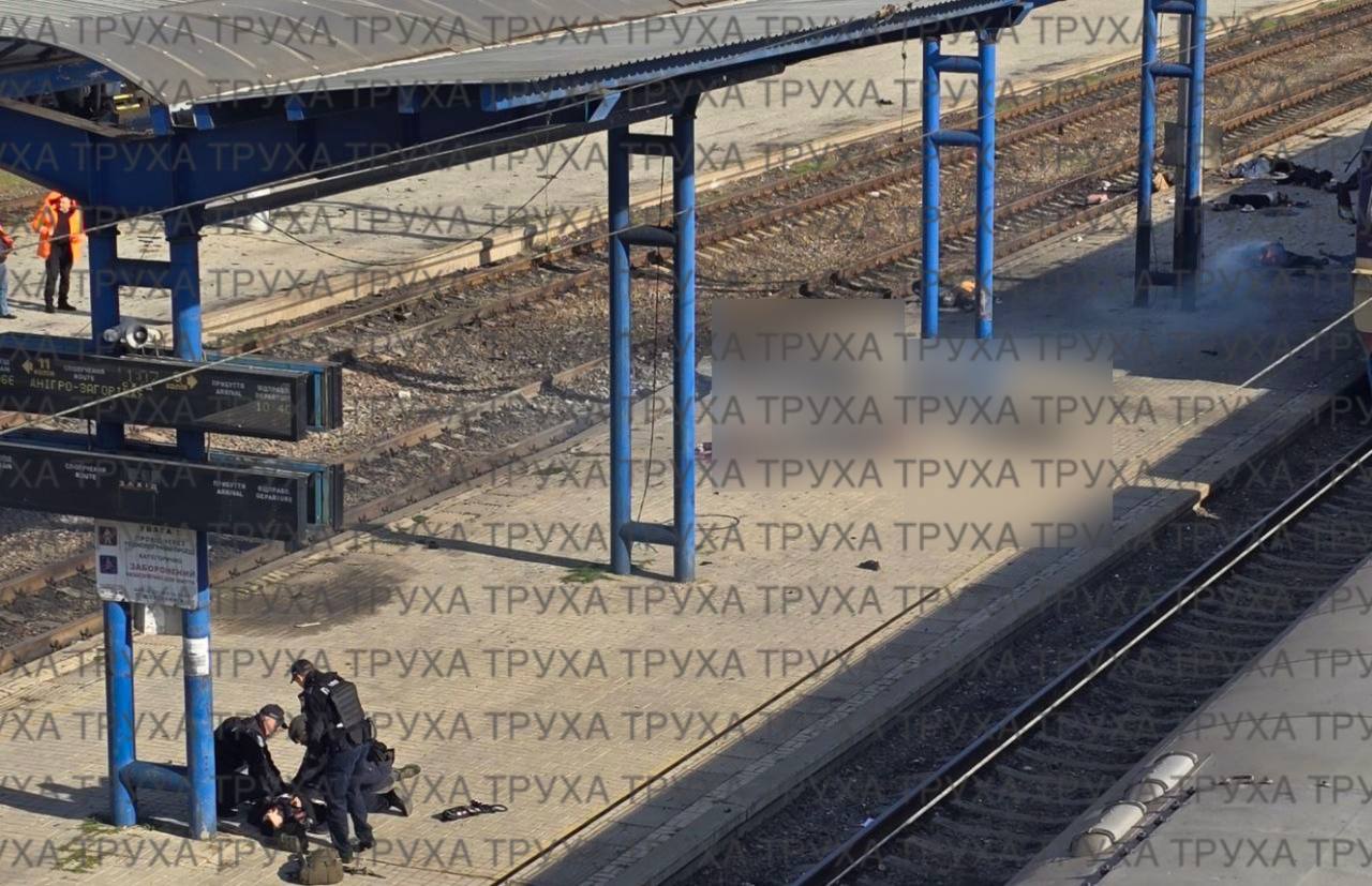 У Дніпрі дрон атакував цивільний електропотяг: багато загиблих та поранених
