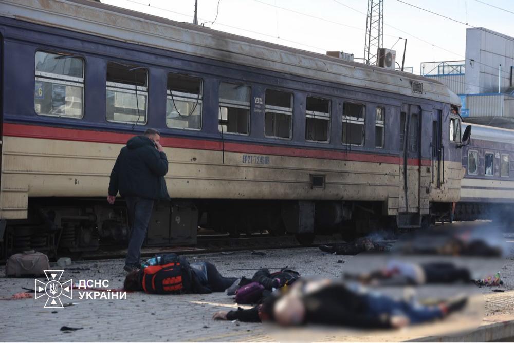 Удар по вокзалу в Дніпрі: Зеленський повідомив про загиблих та закликав до нових санкцій проти РФ