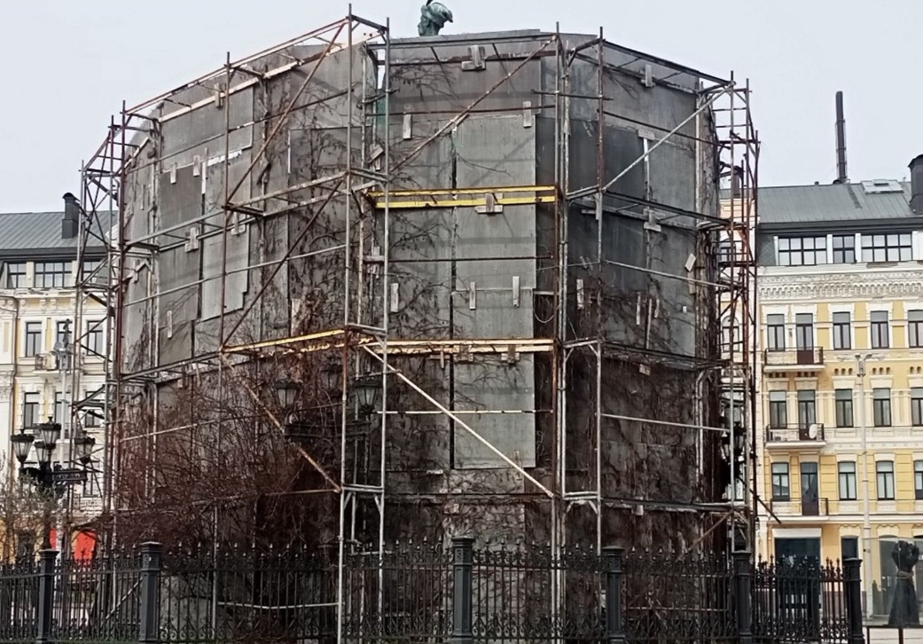 У Києві триває часткове зняття захисних конструкцій із пам’ятників