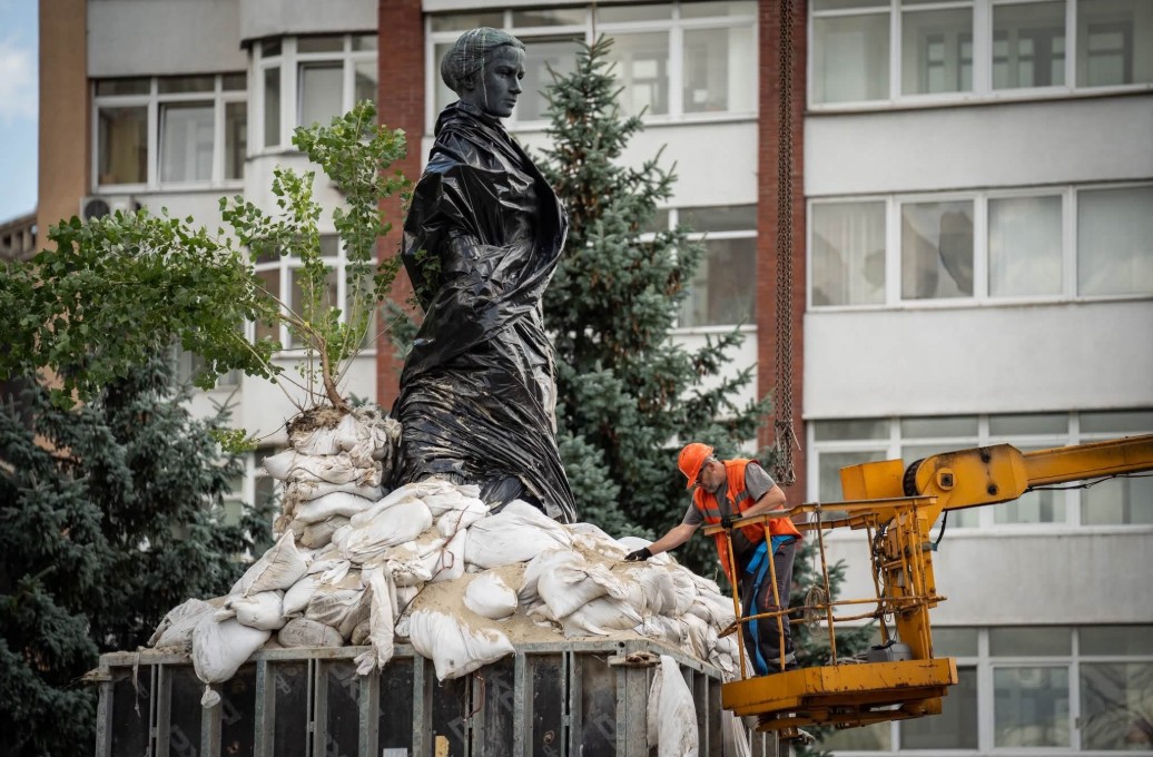 У Києві триває часткове зняття захисних конструкцій із пам’ятників - фото 2