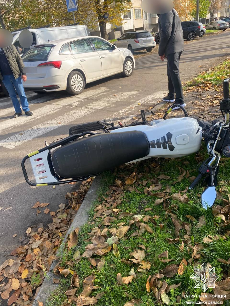 У Черкасах мотоцикл влетів у машину, яка його не пропустила