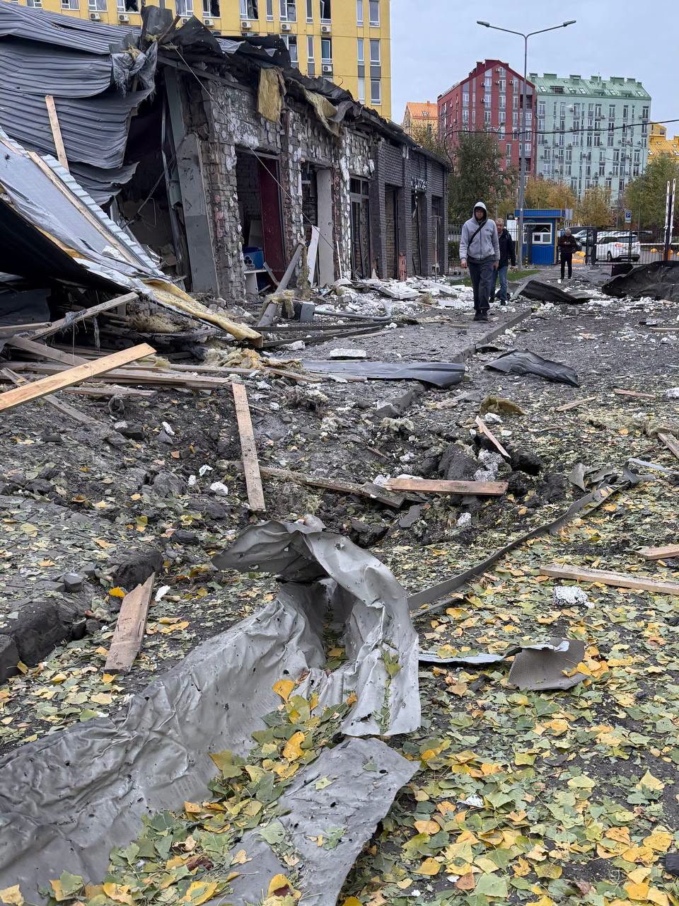 Через балістичну атаку в Києві пошкоджено магазин Rozetka - фото 3