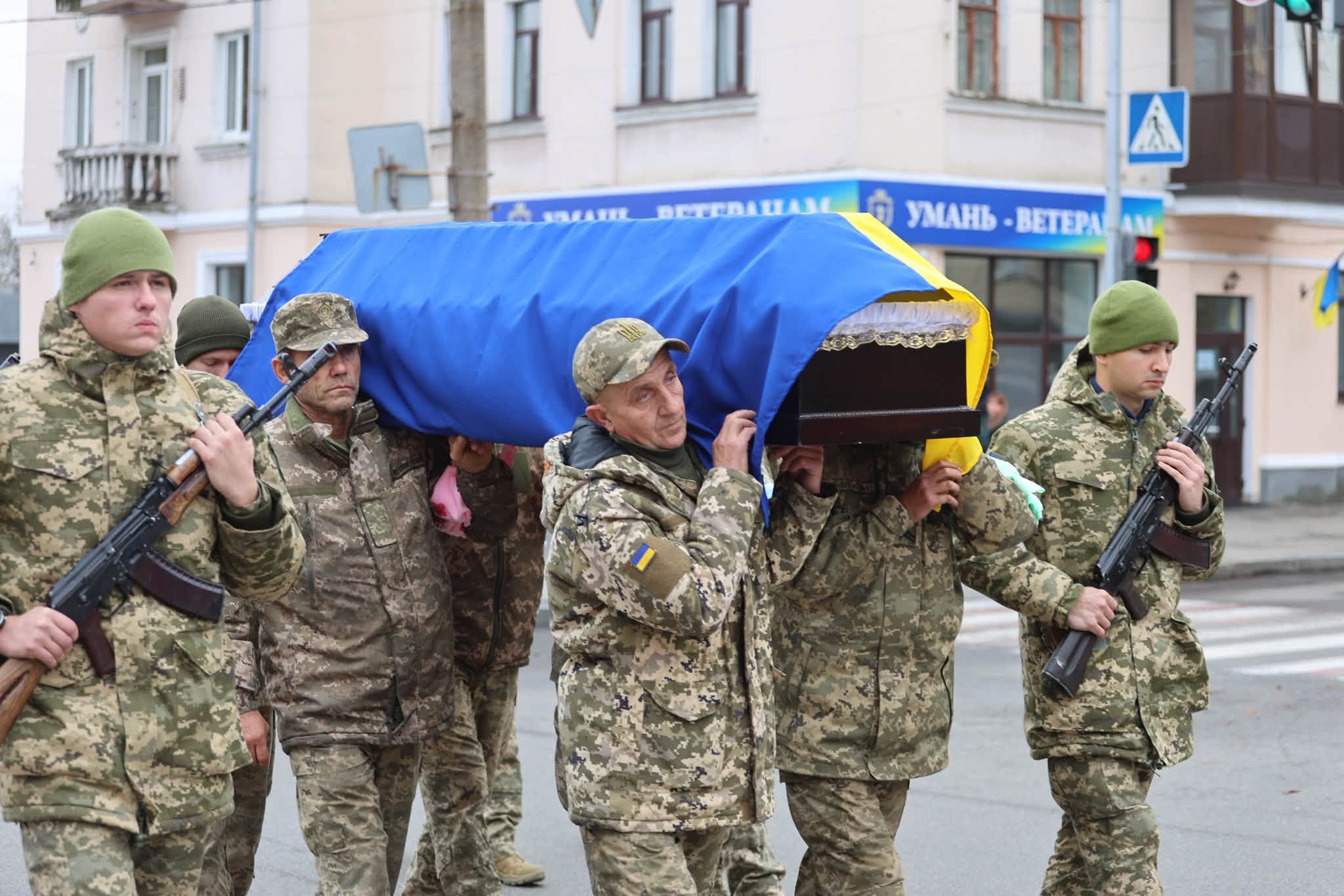 В Умані попрощалися з військовим, який до мобілізації працював у «Софіївці»